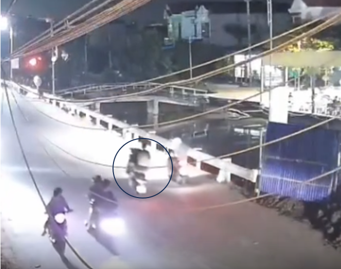 Ninh B&igrave;nh tịch thu xe m&aacute;y của thanh ni&ecirc;n c&oacute; h&agrave;nh vi bốc đầu, kh&ocirc;ng đội mũ bảo hiểm- Ảnh 1.
