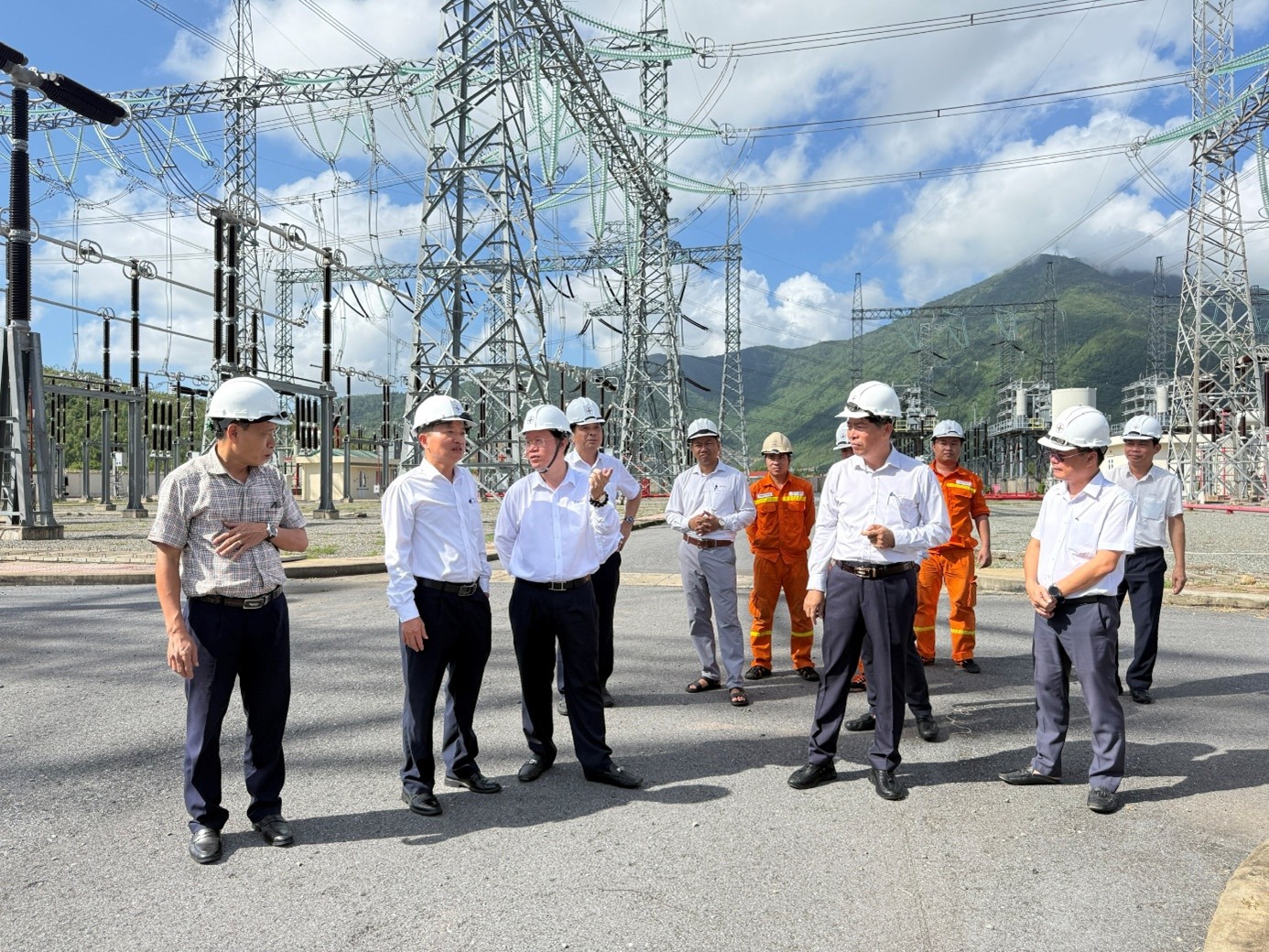 Chủ tịch HĐTV EVNNPT kiểm tra c&ocirc;ng t&aacute;c quản l&yacute; vận h&agrave;nh tại Trạm biến &aacute;p 500kV Quảng Trạch - Ảnh 1.