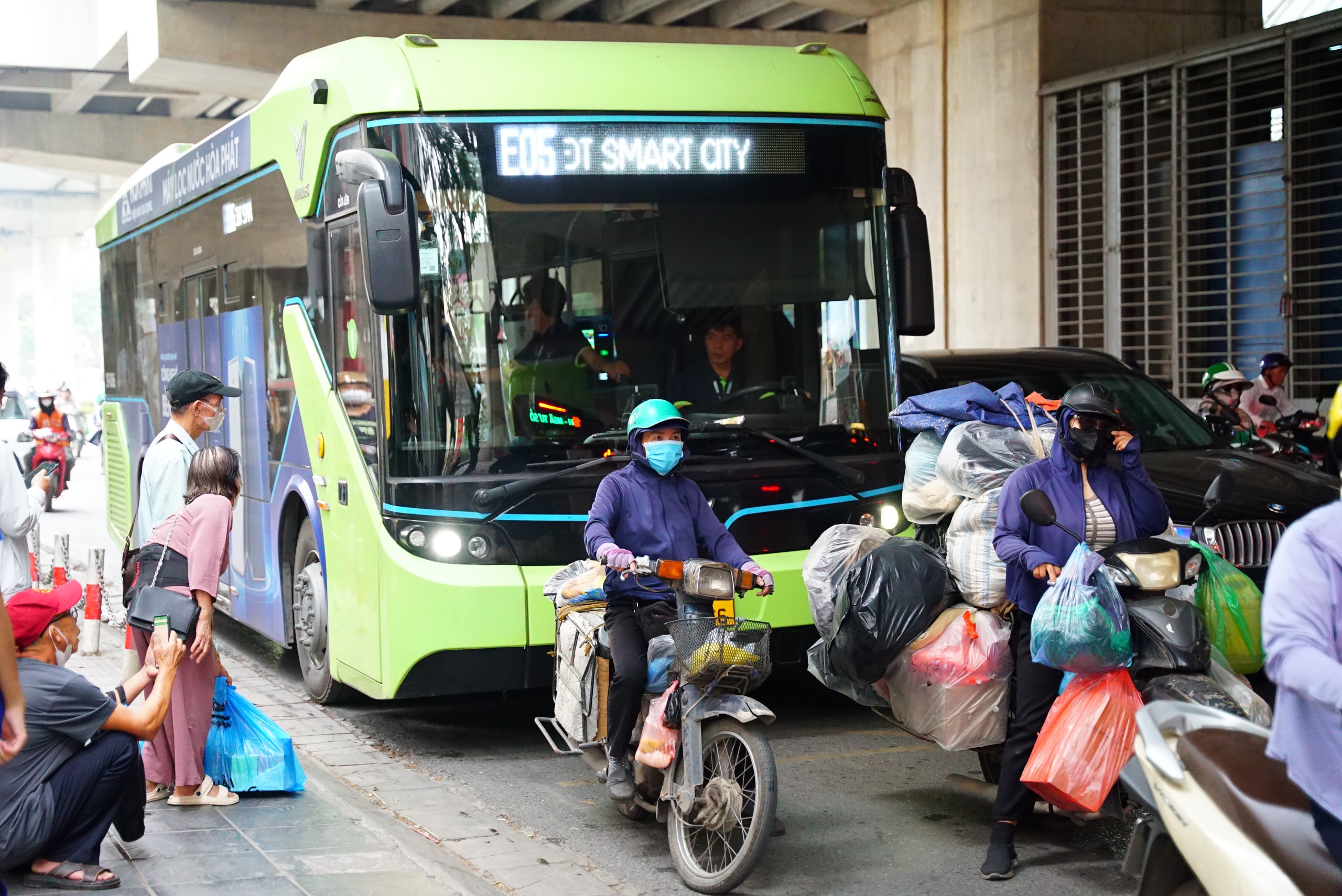Ngăn va chạm, tai nạn tại điểm dừng đ&oacute;n trả kh&aacute;ch của xe bu&yacute;t - Ảnh 2.
