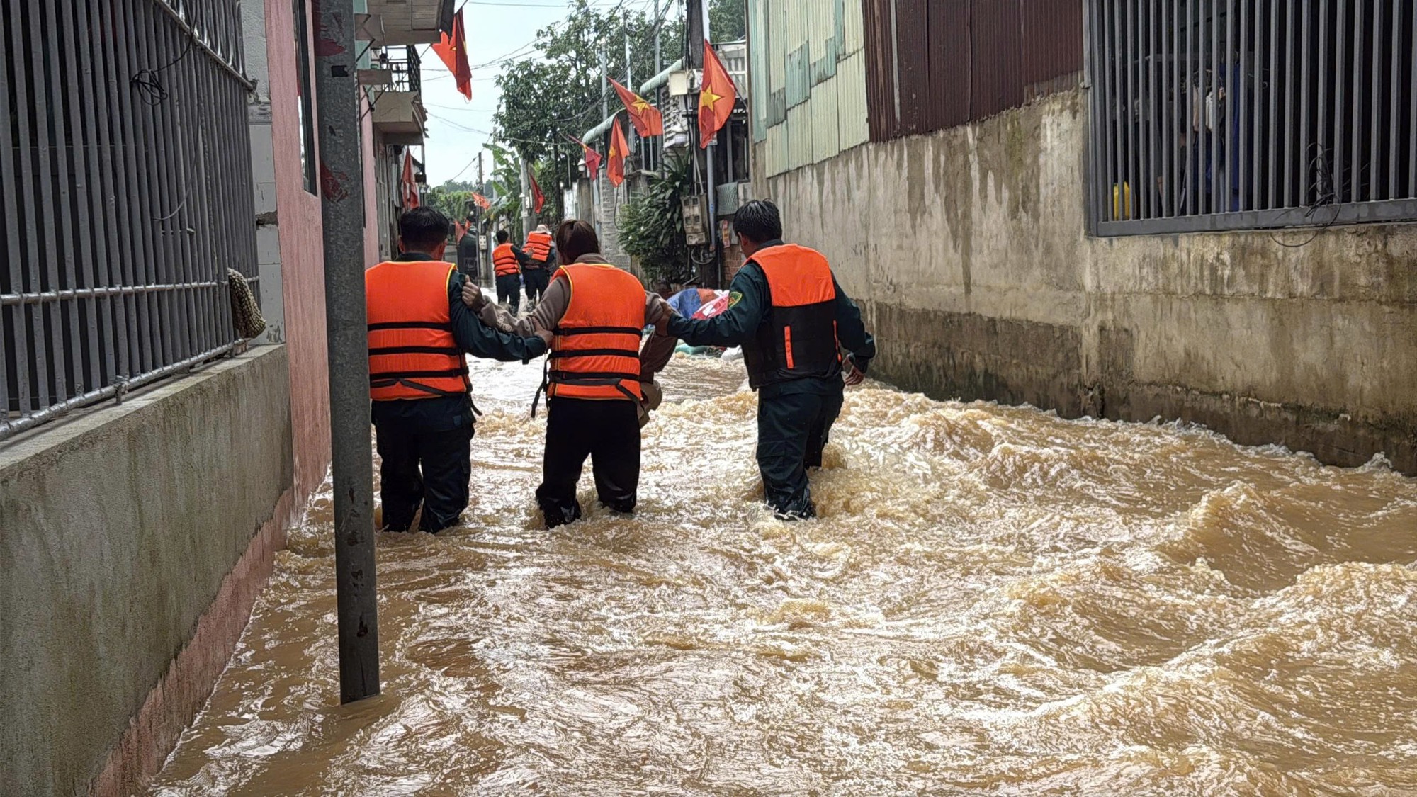 Người d&acirc;n ven s&ocirc;ng Bu&ocirc;ng lại khốn khổ v&igrave; 6 tuần hứng 6 trận ngập- Ảnh 4.