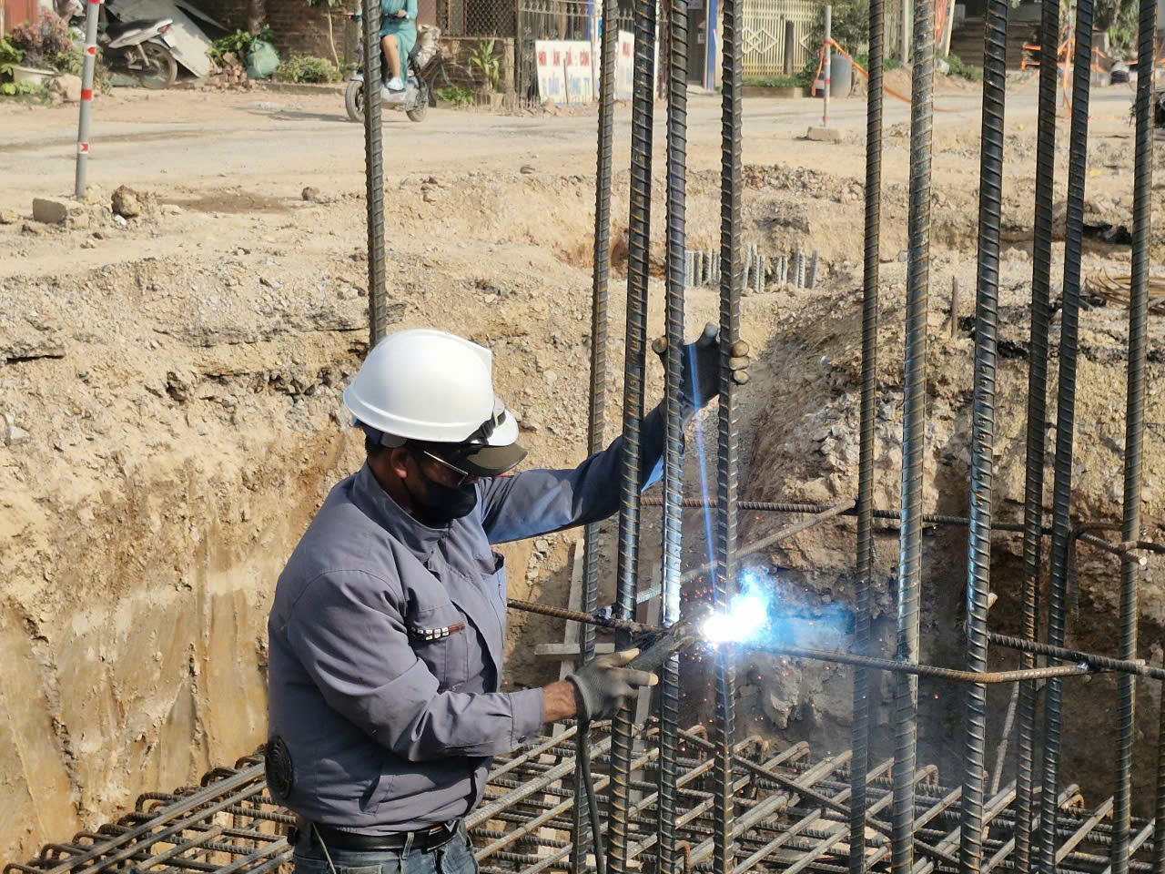 Khắc phục kh&oacute; khăn, ho&agrave;n th&agrave;nh cầu Cẩm L&yacute; để t&aacute;ch đường bộ với đường sắt trong năm 2026- Ảnh 2.