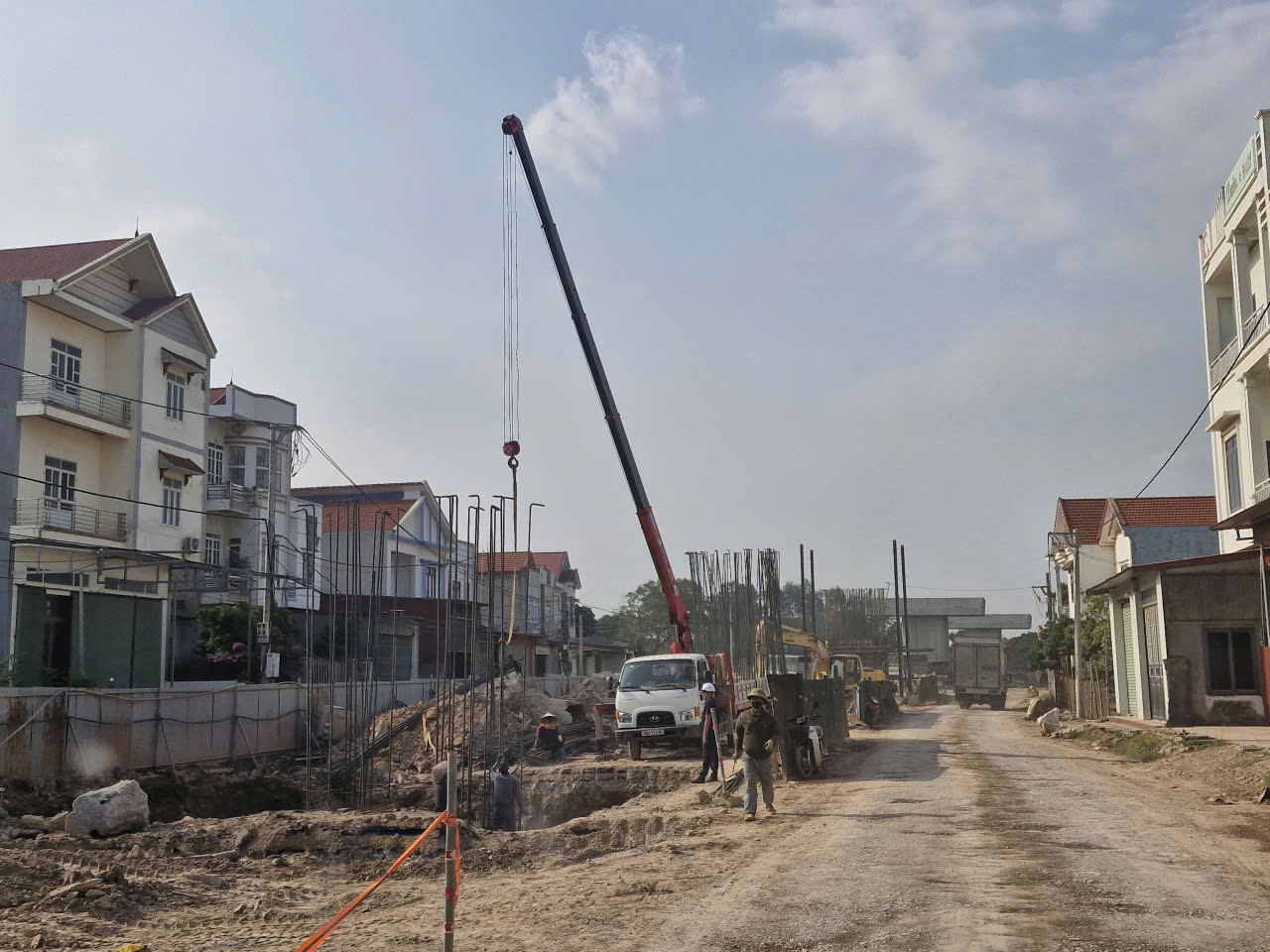 Khắc phục kh&oacute; khăn, ho&agrave;n th&agrave;nh cầu Cẩm L&yacute; để t&aacute;ch đường bộ với đường sắt trong năm 2026- Ảnh 4.