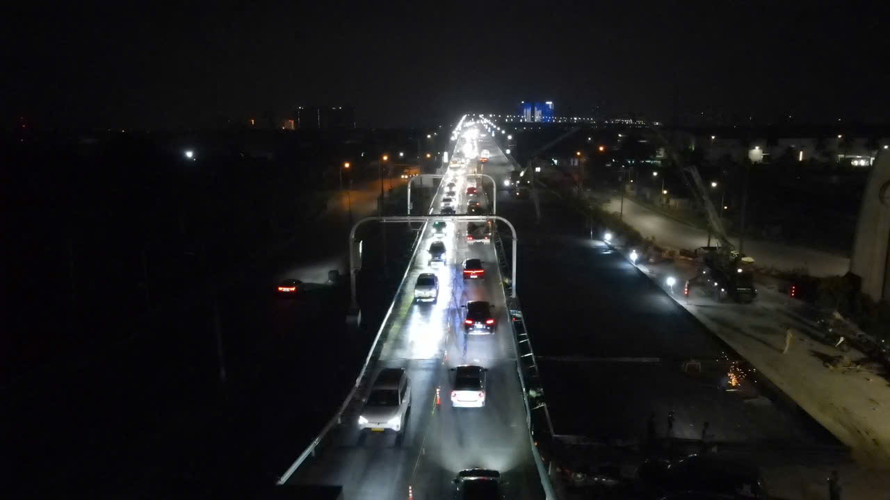 H&agrave; Nội: C&ocirc;ng nh&acirc;n xuy&ecirc;n đ&ecirc;m thi c&ocirc;ng trạm c&acirc;n tự động tại đầu cầu Thăng Long - Ảnh 3.
