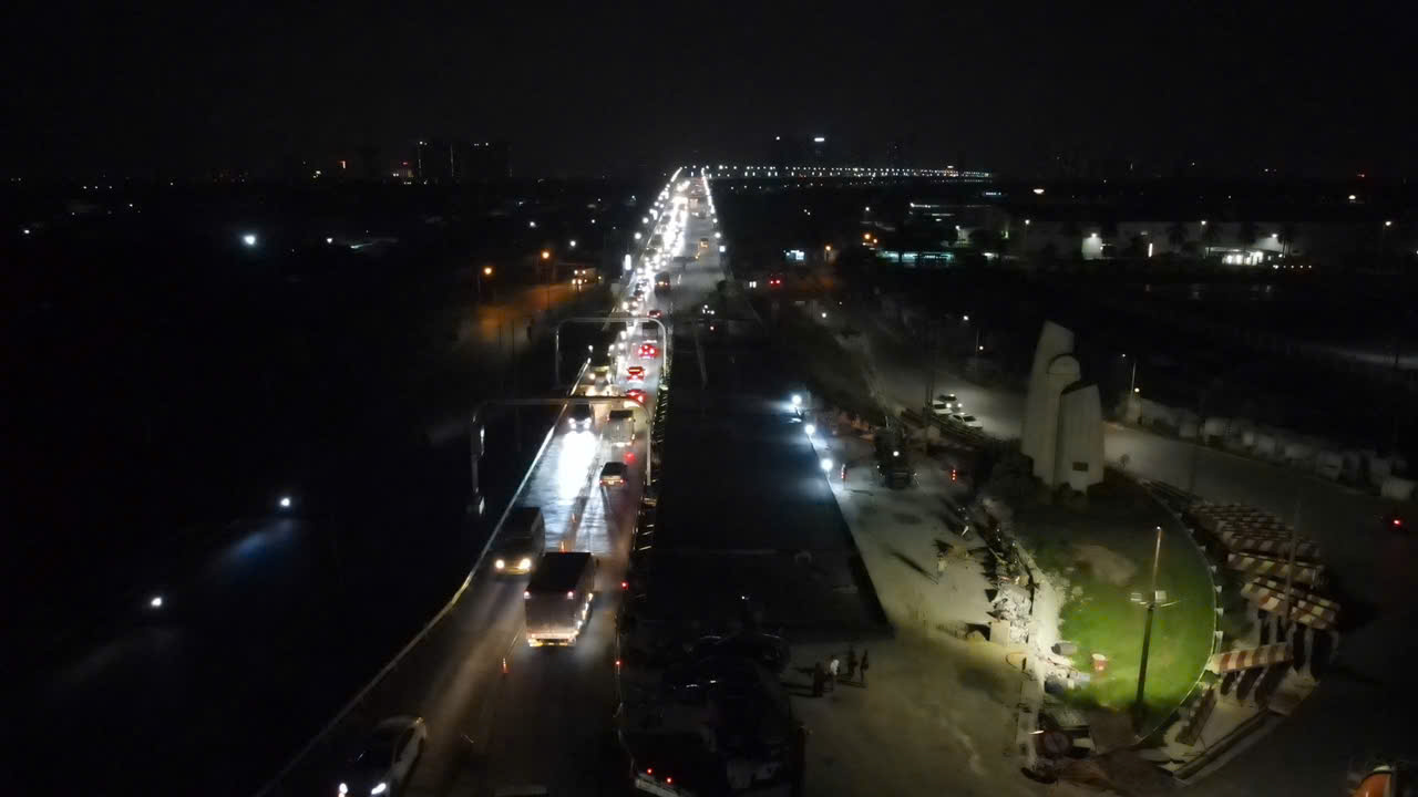 H&agrave; Nội: C&ocirc;ng nh&acirc;n xuy&ecirc;n đ&ecirc;m thi c&ocirc;ng trạm c&acirc;n tự động tại đầu cầu Thăng Long - Ảnh 5.