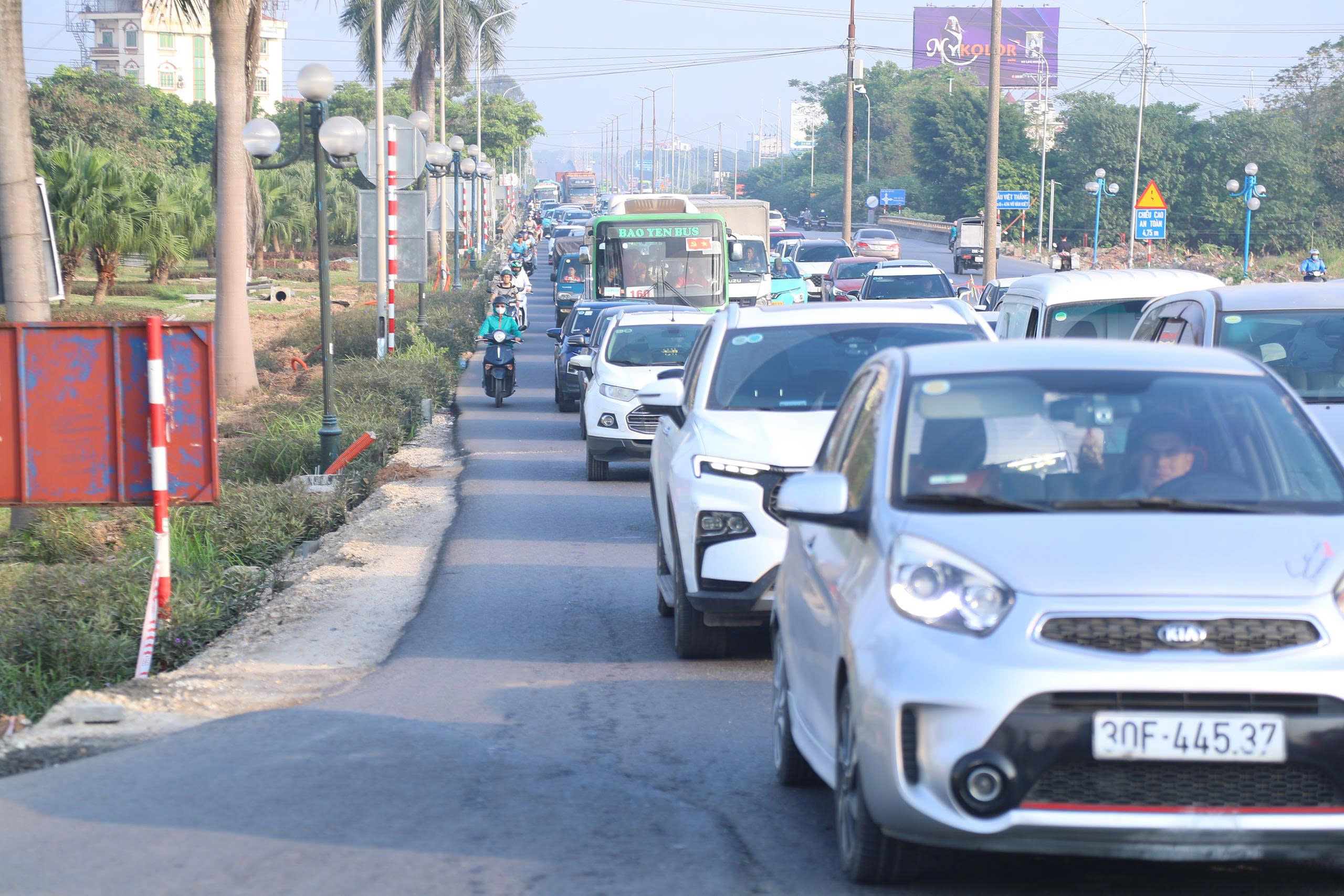 Cận cảnh: Cầu Thăng Long đông phương tiện nhưng không còn ùn tắc kéo dài - Ảnh 3.