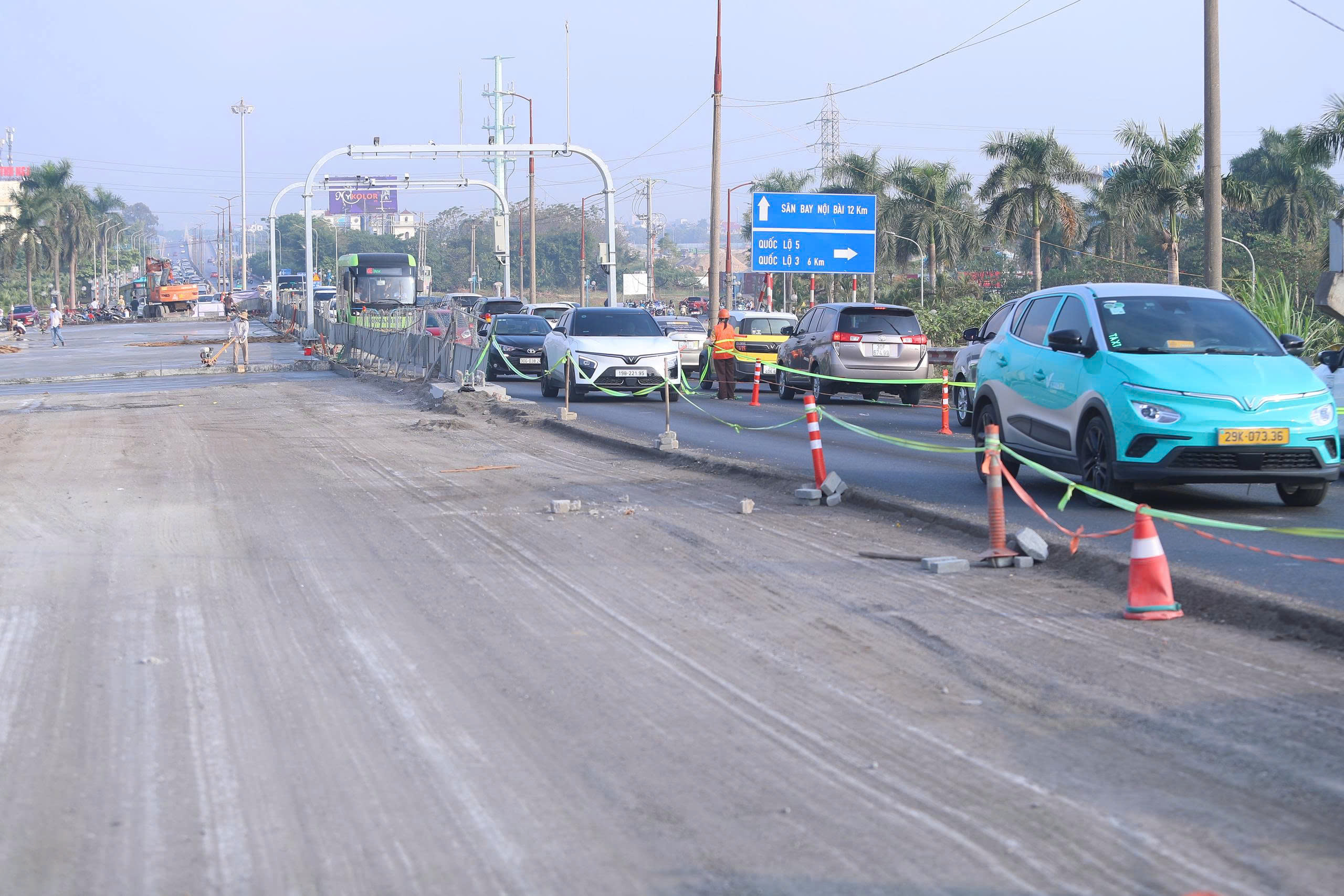 Cận cảnh: Cầu Thăng Long đông phương tiện nhưng không còn ùn tắc kéo dài - Ảnh 5.