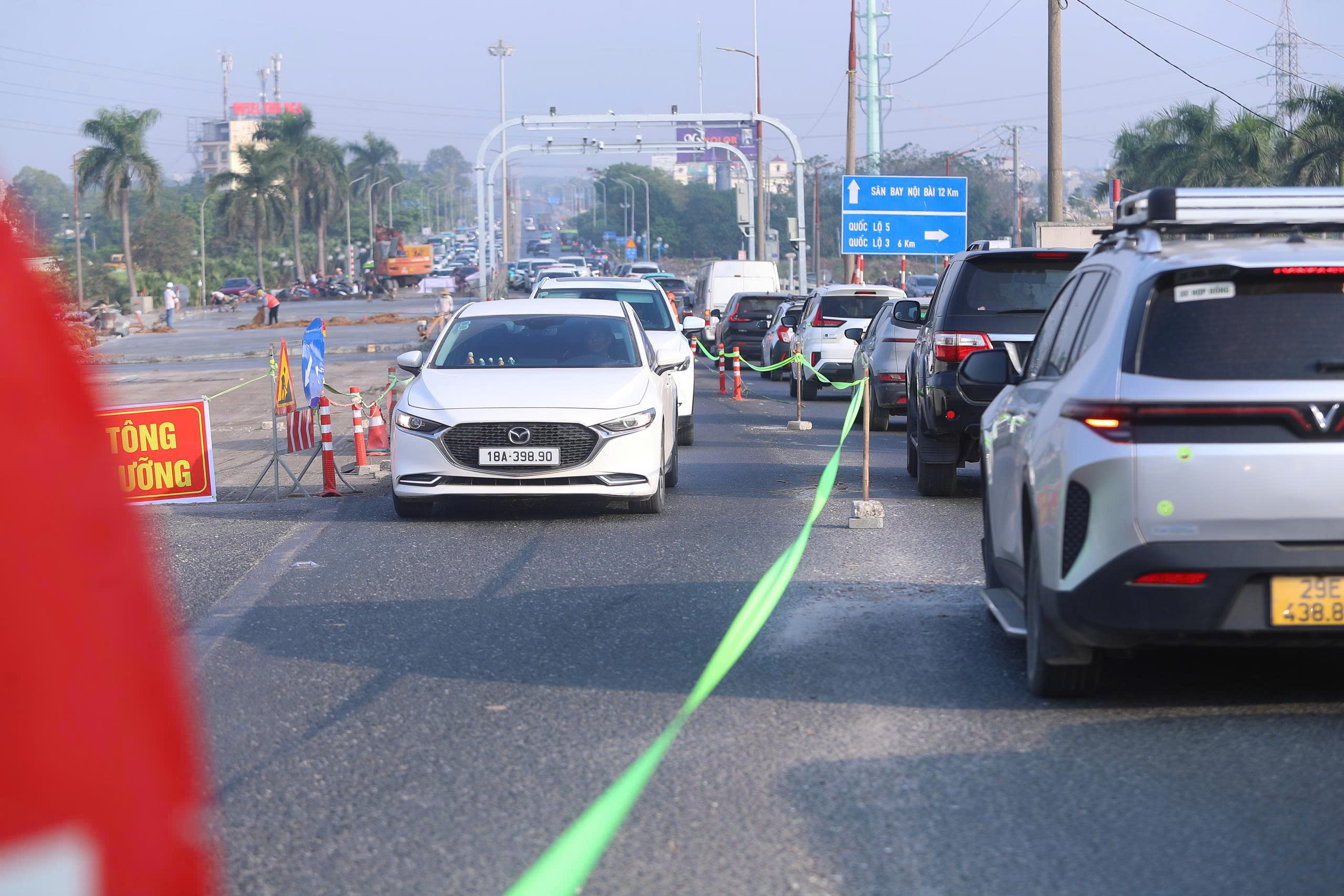 Cận cảnh: Cầu Thăng Long đông phương tiện nhưng không còn ùn tắc kéo dài - Ảnh 4.