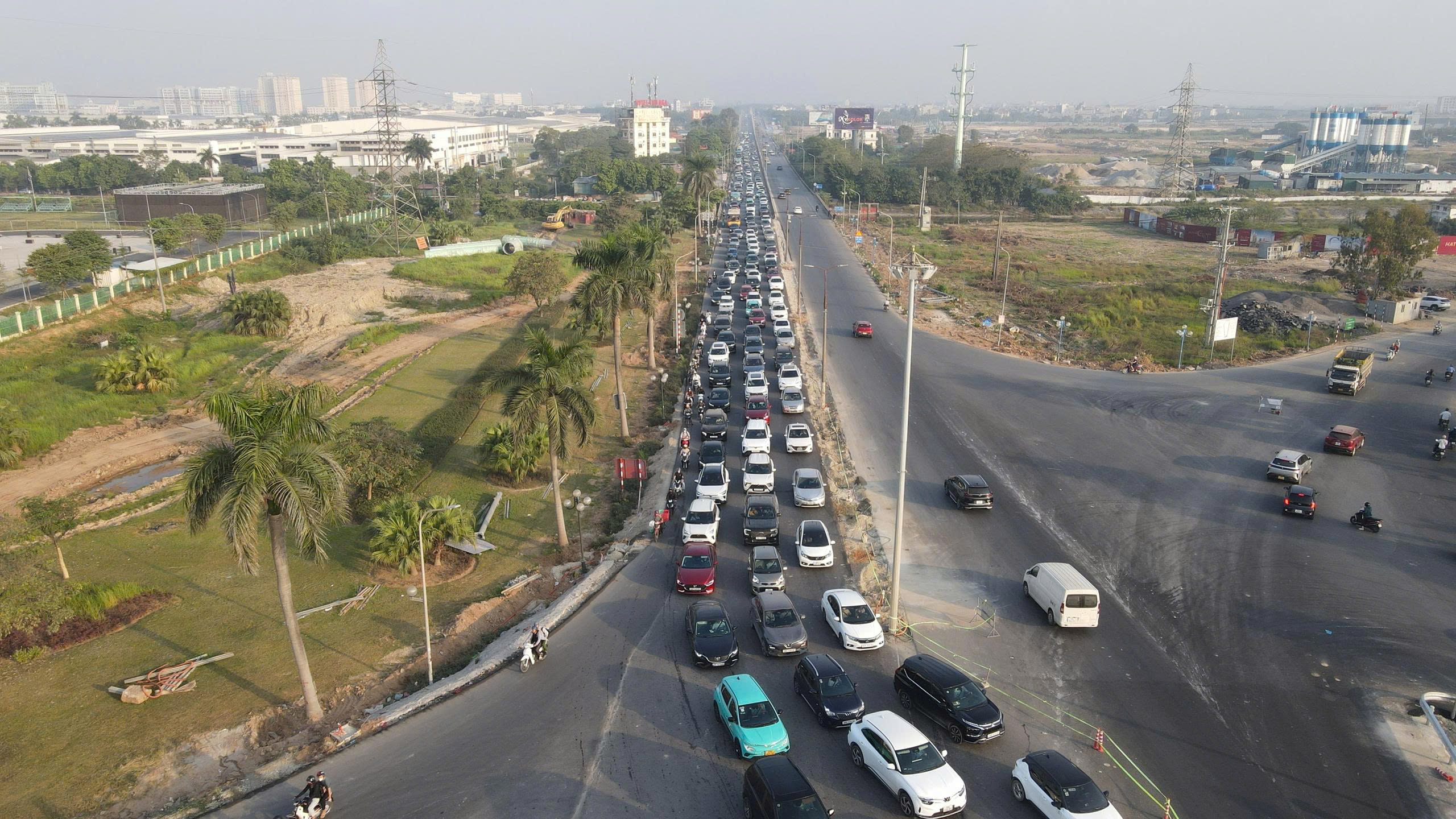 Cận cảnh: Cầu Thăng Long đông phương tiện nhưng không còn ùn tắc kéo dài - Ảnh 8.