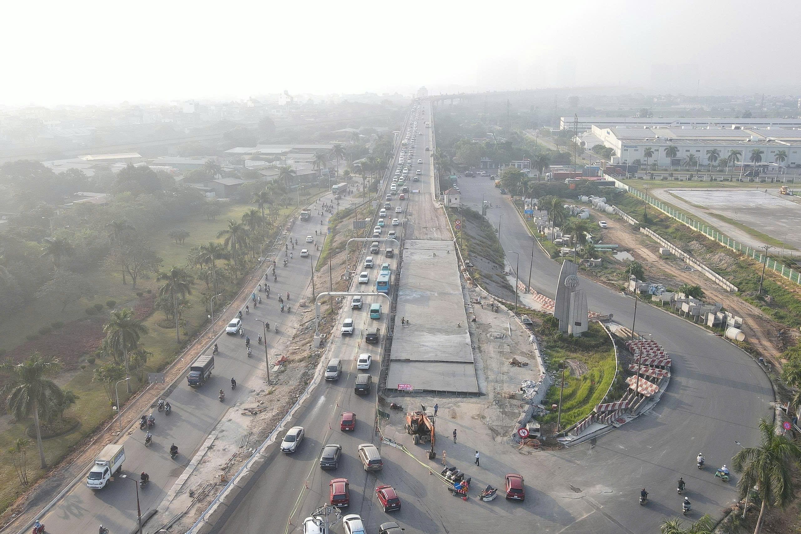 Cận cảnh: Cầu Thăng Long đông phương tiện nhưng không còn ùn tắc kéo dài - Ảnh 9.