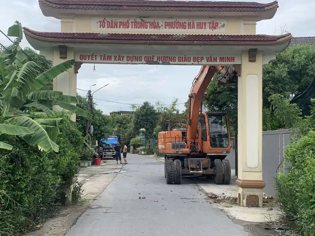 Một phường ở Hà Tĩnh tháo dỡ 10 cổng làng nhằm hạn chế nguy cơ va chạm, bảo đảm ATGT- Ảnh 1.