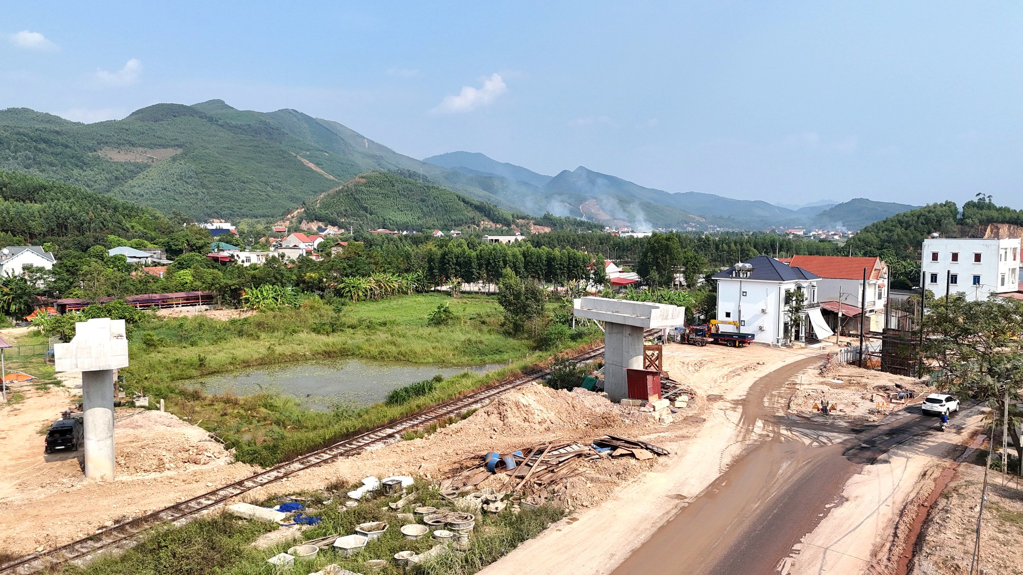 Khắc phục kh&oacute; khăn, ho&agrave;n th&agrave;nh cầu Cẩm L&yacute; để t&aacute;ch đường bộ với đường sắt trong năm 2026- Ảnh 8.