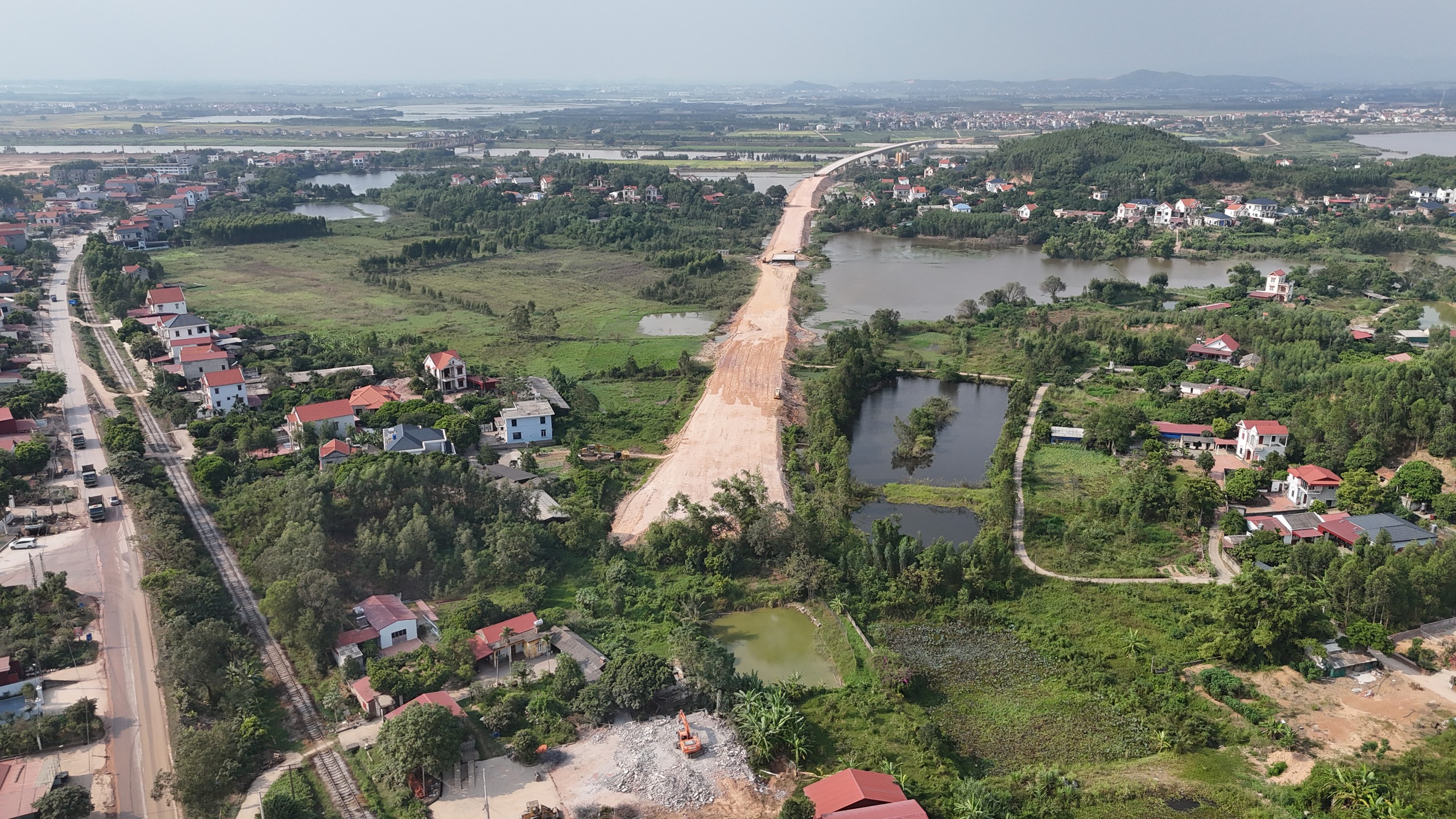 Khắc phục kh&oacute; khăn, ho&agrave;n th&agrave;nh cầu Cẩm L&yacute; để t&aacute;ch đường bộ với đường sắt trong năm 2026- Ảnh 13.