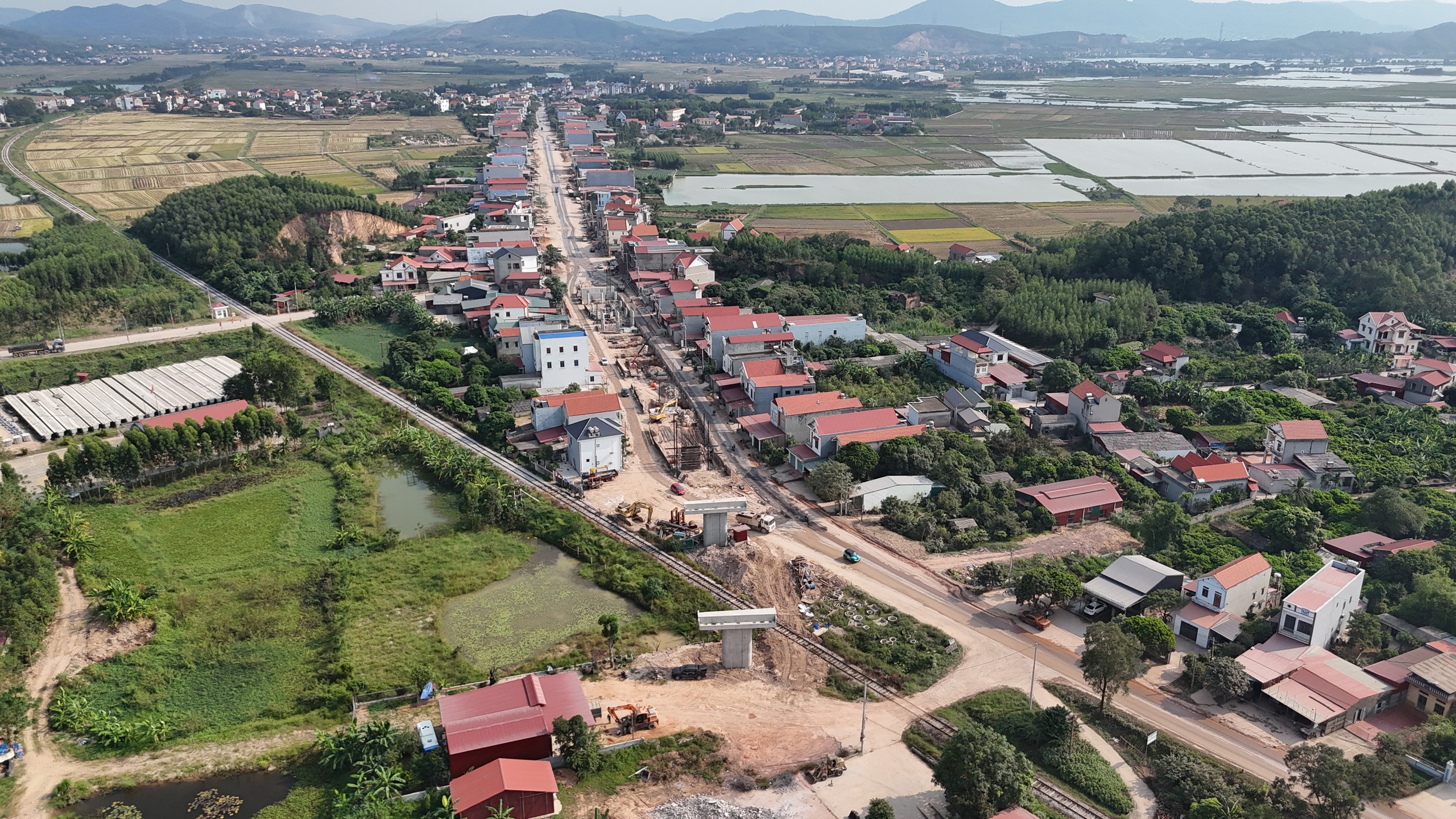 Khắc phục kh&oacute; khăn, ho&agrave;n th&agrave;nh cầu Cẩm L&yacute; để t&aacute;ch đường bộ với đường sắt trong năm 2026- Ảnh 6.