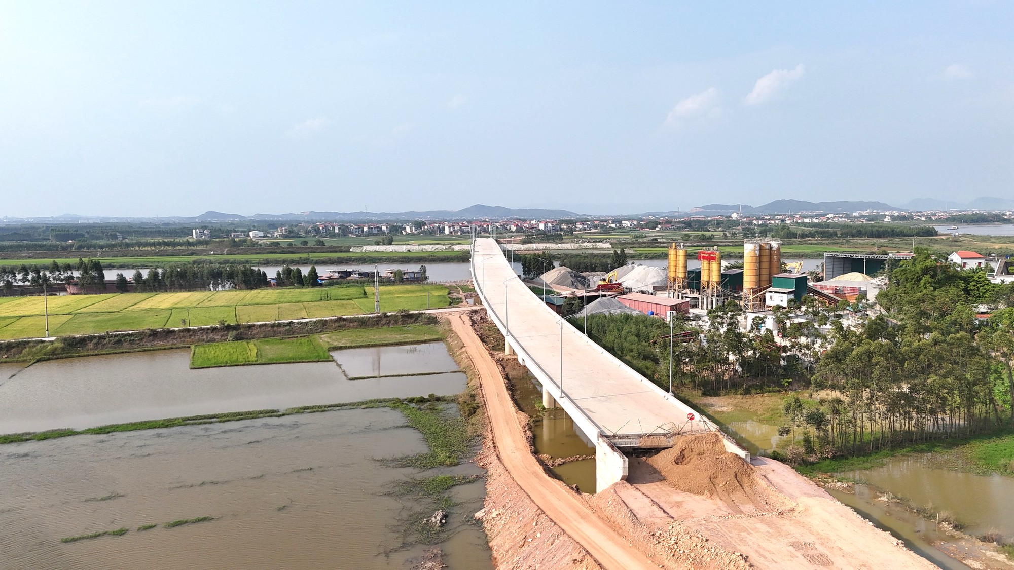 Khắc phục kh&oacute; khăn, ho&agrave;n th&agrave;nh cầu Cẩm L&yacute; để t&aacute;ch đường bộ với đường sắt trong năm 2026- Ảnh 18.