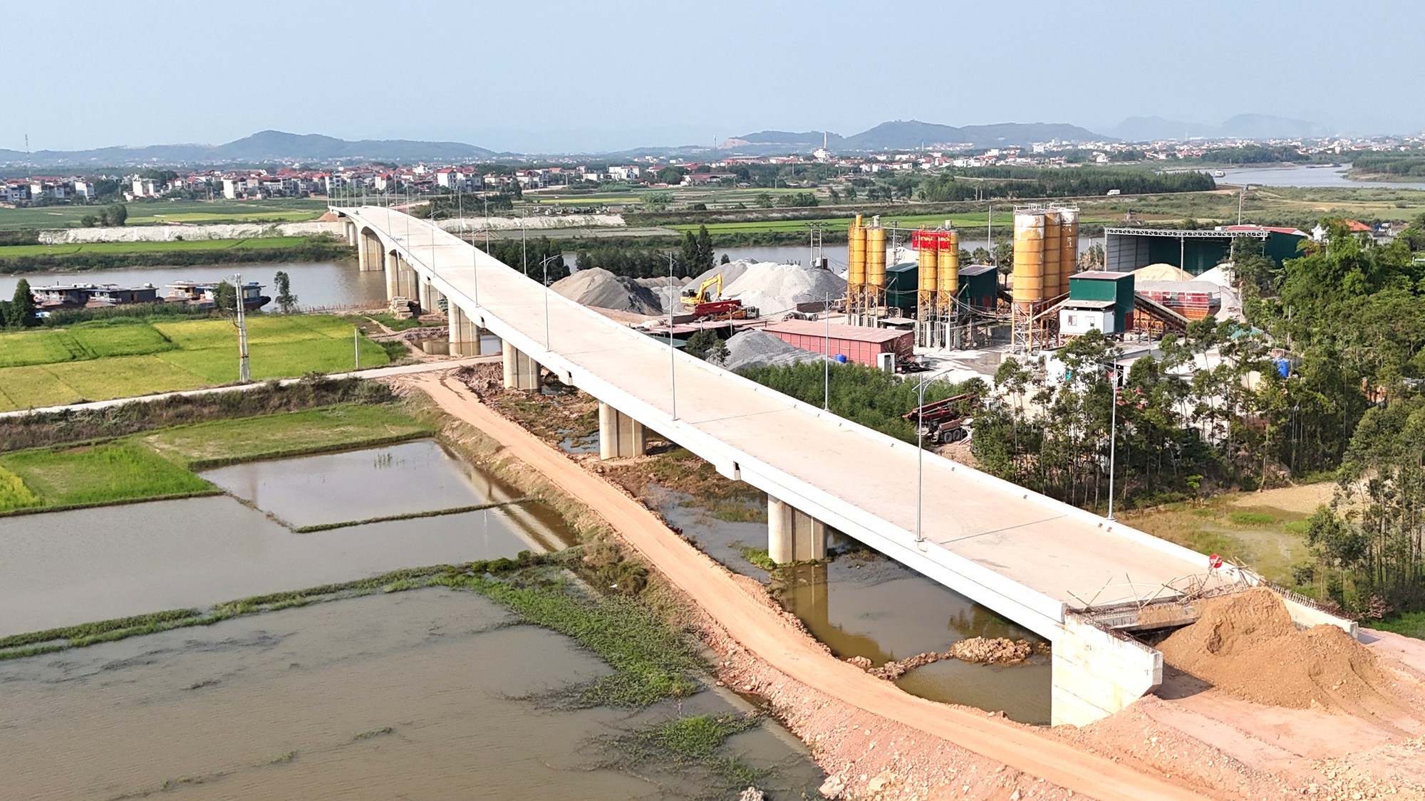 Khắc phục kh&oacute; khăn, ho&agrave;n th&agrave;nh cầu Cẩm L&yacute; để t&aacute;ch đường bộ với đường sắt trong năm 2026- Ảnh 15.
