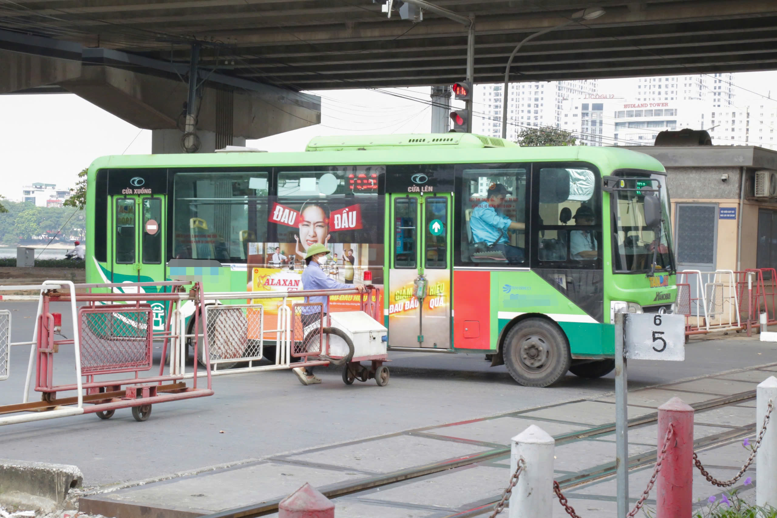 H&agrave; Nội: CSGT xử l&yacute; hơn 500 t&agrave;i xế vi phạm an to&agrave;n đường sắt, nhiều xe bị phạt nguội- Ảnh 2.