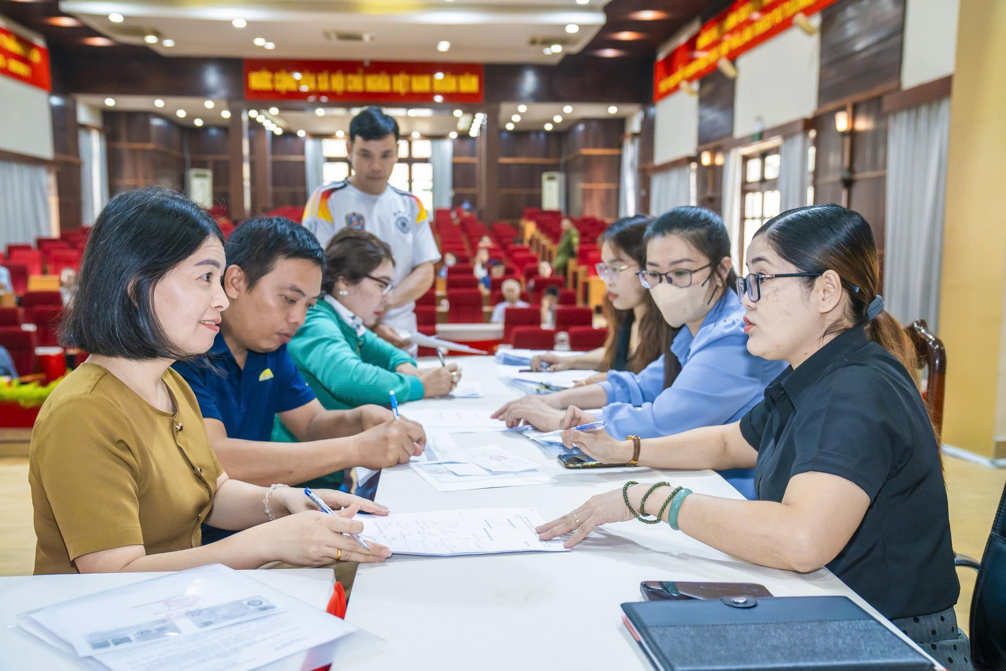 Người d&acirc;n 3 địa phương ph&iacute;a Đ&ocirc;ng TP.HCM bốc thăm 91 l&ocirc; đất t&aacute;i định cư- Ảnh 4.