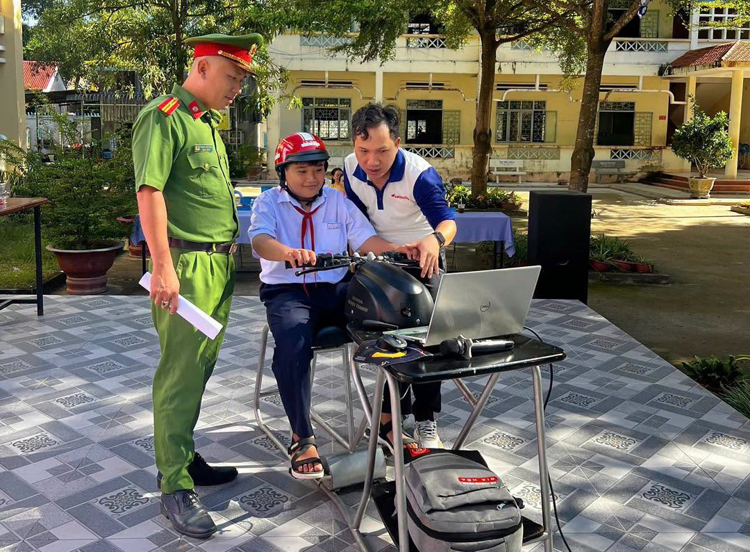 L&acirc;m Đồng: Gần 2.500 học sinh được tuy&ecirc;n truyền ph&aacute;p luật, kỹ năng giao th&ocirc;ng an to&agrave;n- Ảnh 1.