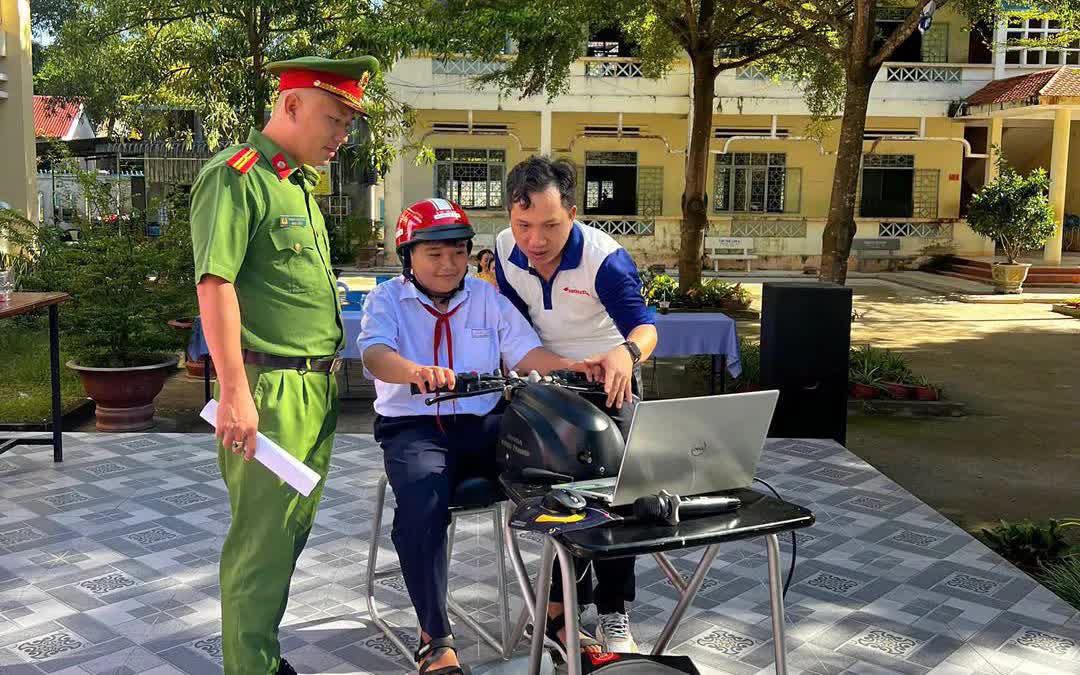Lâm Đồng: Gắn biển nhận diện xe đạp điện, nâng cao ý thức giao thông cho học sinh- Ảnh 3.