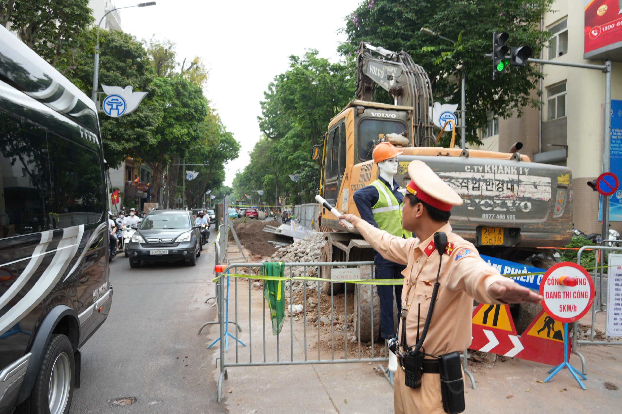 H&agrave; Nội c&oacute; 62 vị tr&iacute; r&agrave;o chắn thi c&ocirc;ng, CSGT khuyến c&aacute;o người d&acirc;n chọn lộ tr&igrave;nh đi lại- Ảnh 4.