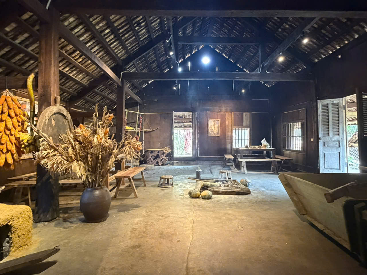  Độc đ&aacute;o ng&ocirc;i nh&agrave; cổ h&uacute;t kh&aacute;ch ở Mộc Ch&acirc;u - Ảnh 7.