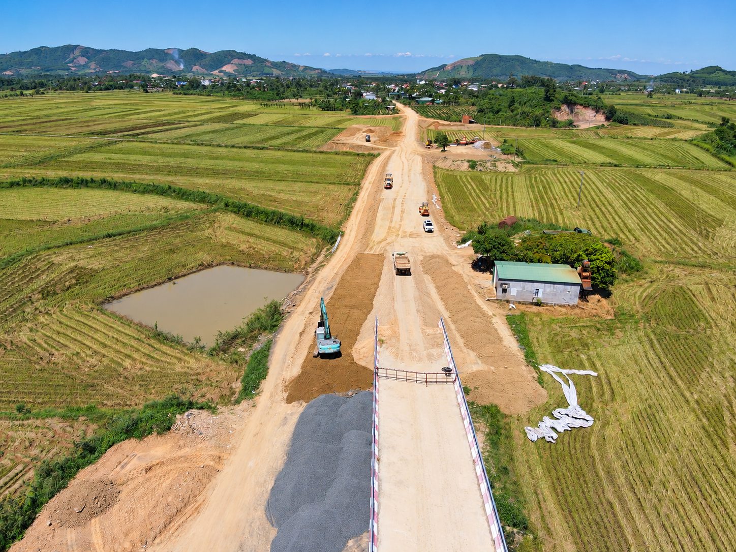 Đắk Lắk: Cầu Kr&ocirc;ng B&ocirc;ng tăng tốc về đ&iacute;ch sau khi gỡ vướng mặt bằng, đất đắp- Ảnh 7.