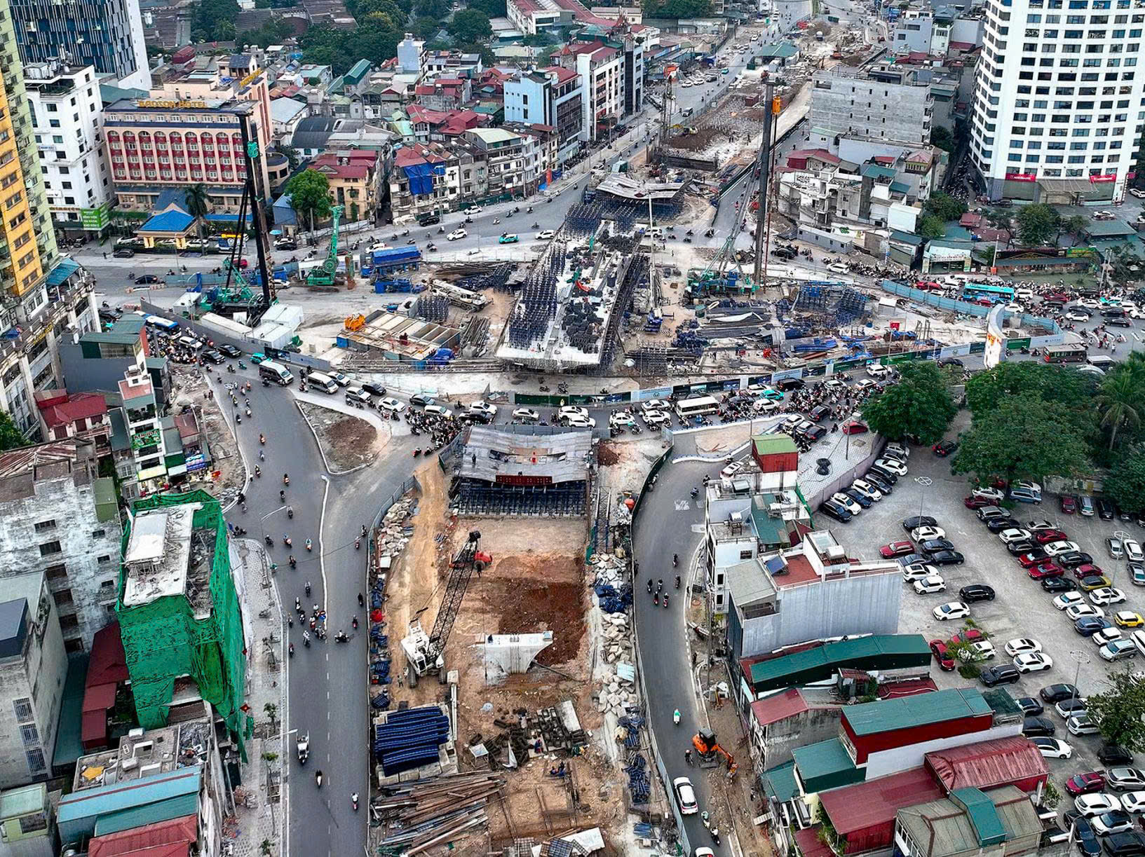 H&agrave; Nội c&oacute; 62 vị tr&iacute; r&agrave;o chắn thi c&ocirc;ng, CSGT khuyến c&aacute;o người d&acirc;n chọn lộ tr&igrave;nh đi lại- Ảnh 2.