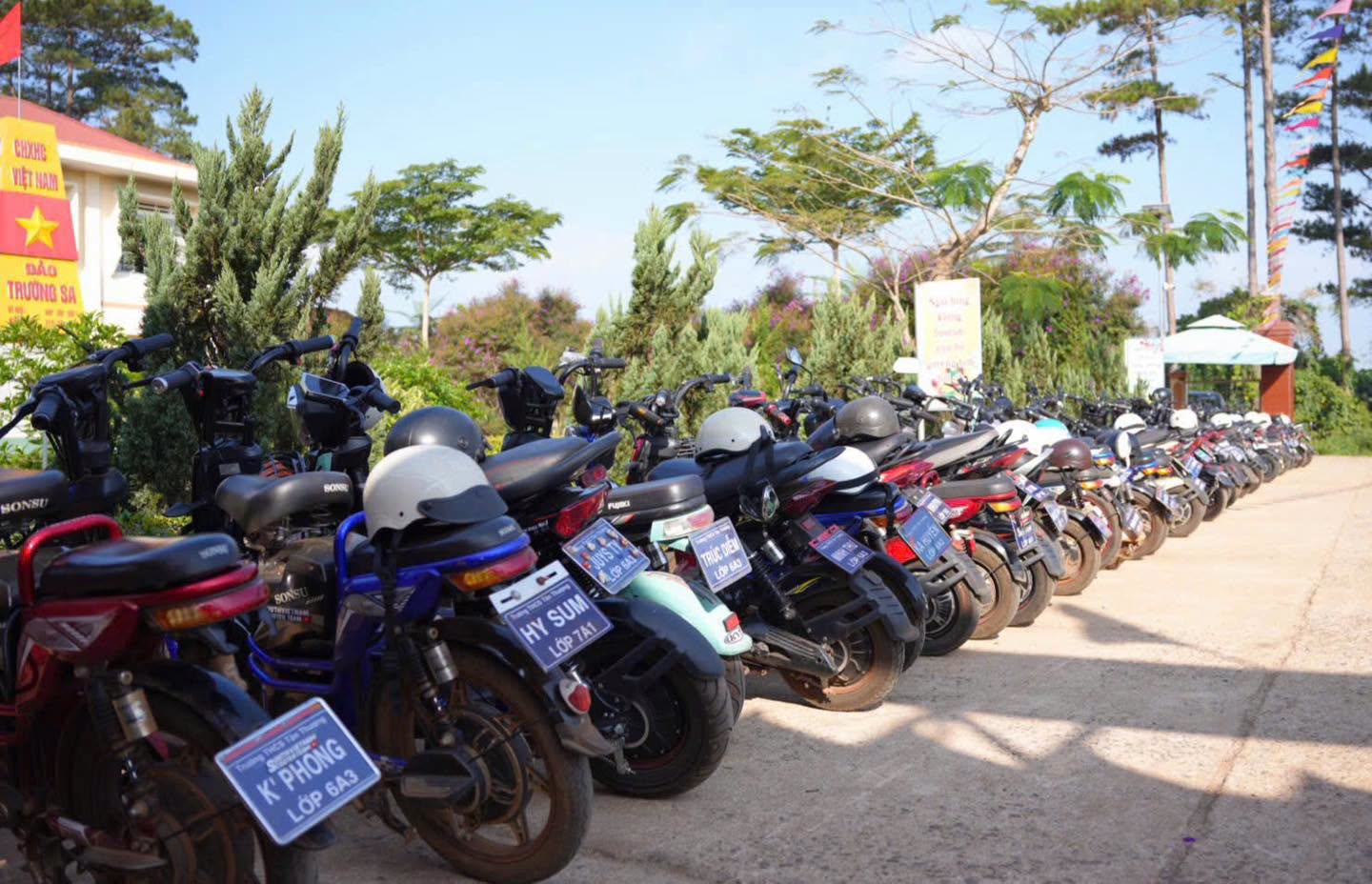 L&acirc;m Đồng: Gắn biển nhận diện xe đạp điện, n&acirc;ng cao &yacute; thức giao th&ocirc;ng cho học sinh- Ảnh 2.