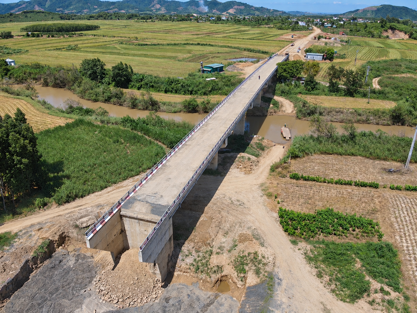 Đắk Lắk: Cầu Kr&ocirc;ng B&ocirc;ng tăng tốc về đ&iacute;ch sau khi gỡ vướng mặt bằng, đất đắp- Ảnh 1.