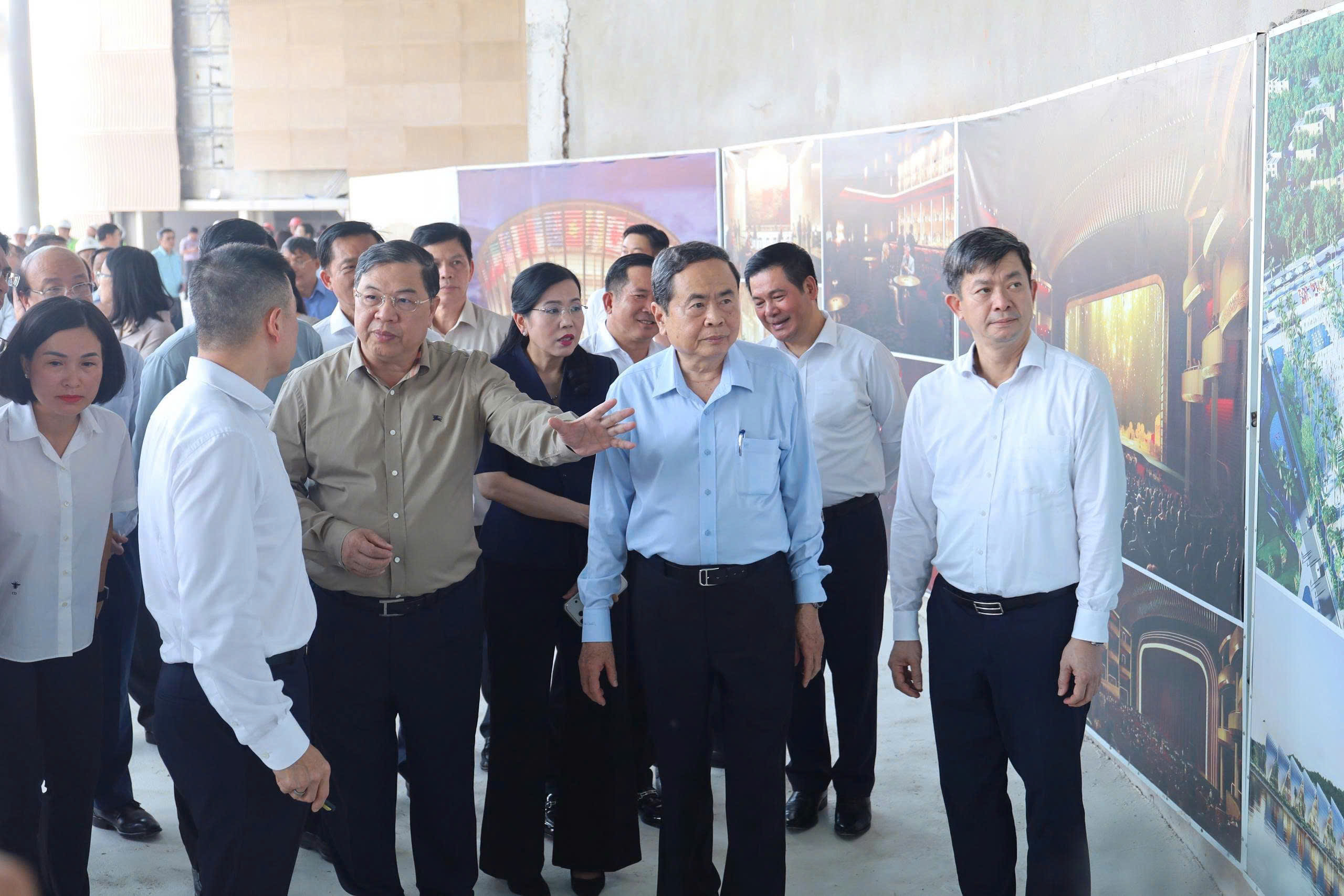 Chủ tịch Quốc Hội Trần Thanh Mẫn, Ph&oacute; Thủ tướng Thường trực Phạm Gia T&uacute;c kiểm tra dự &aacute;n APEC - Ảnh 1.