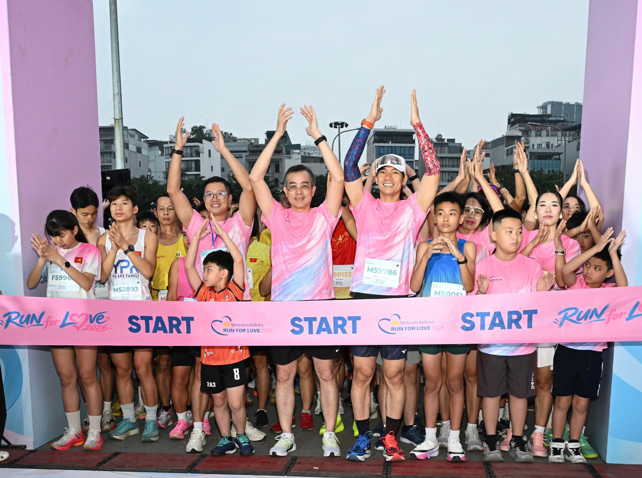 Hơn 2.000 vận động viên tranh tài tại giải chạy “Run For Love” của Vietnam Airlines - Ảnh 3.