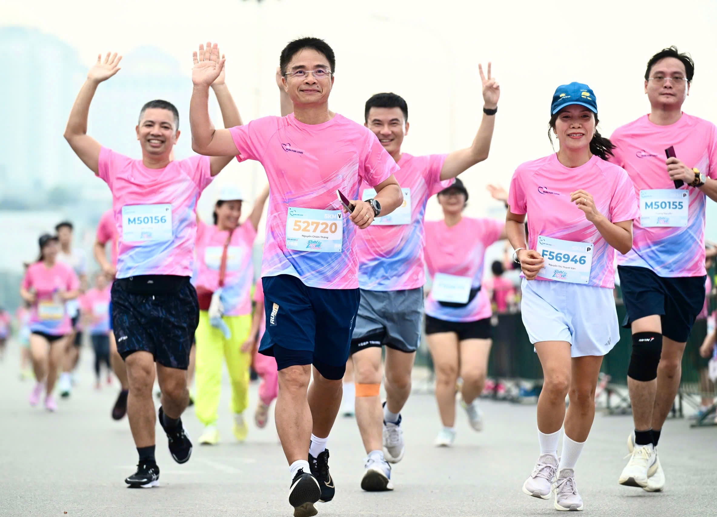 Hơn 2.000 vận động viên tranh tài tại giải chạy “Run For Love” của Vietnam Airlines - Ảnh 4.