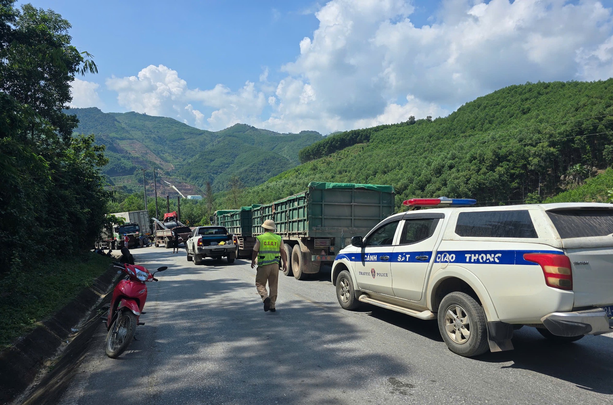 Quảng Trị: D&ograve;ng xe &ugrave;n tắc hơn 1km tr&ecirc;n Quốc lộ 12A hướng l&ecirc;n Cửa khẩu Cha Lo- Ảnh 1.