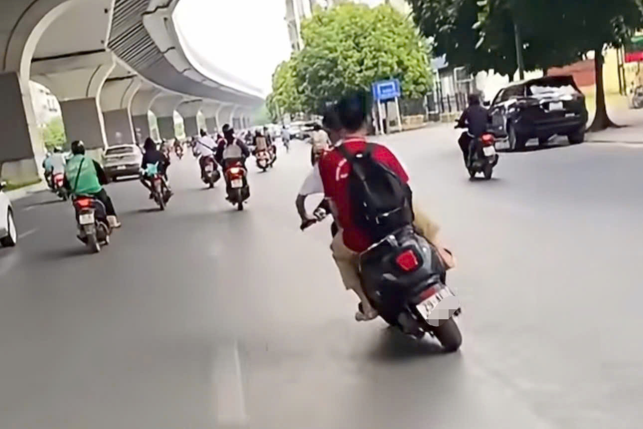 Hai nam sinh 15 tuổi lạng l&aacute;ch tr&ecirc;n đường phố H&agrave; Nội, phụ huynh bị phạt 9 triệu đồng- Ảnh 1.