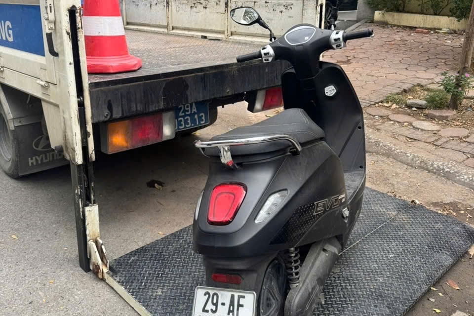 Hai nam sinh 15 tuổi lạng l&aacute;ch tr&ecirc;n đường phố H&agrave; Nội, phụ huynh bị phạt 9 triệu đồng- Ảnh 2.