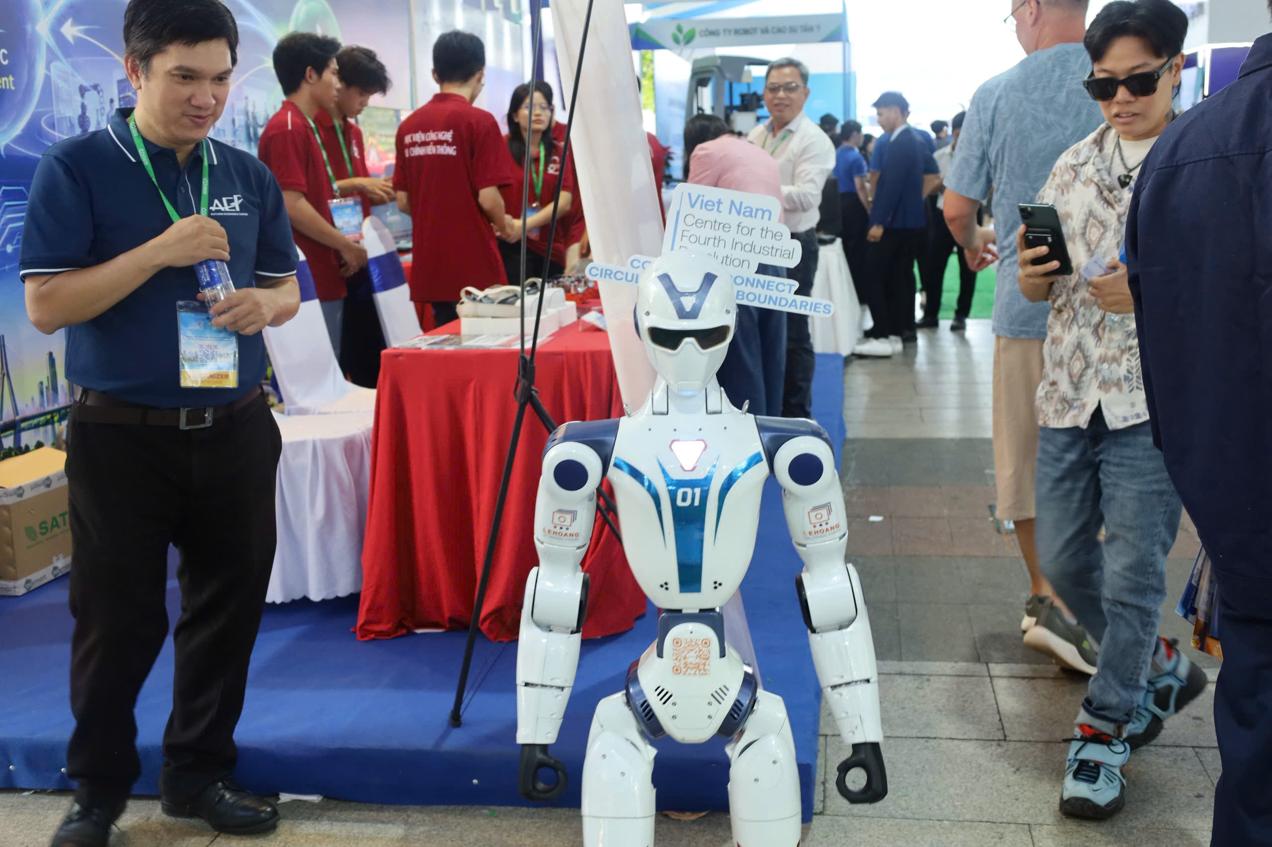 Robot h&igrave;nh người tr&igrave;nh diễn tại phố đi bộ Nguyễn Huệ - Ảnh 12.