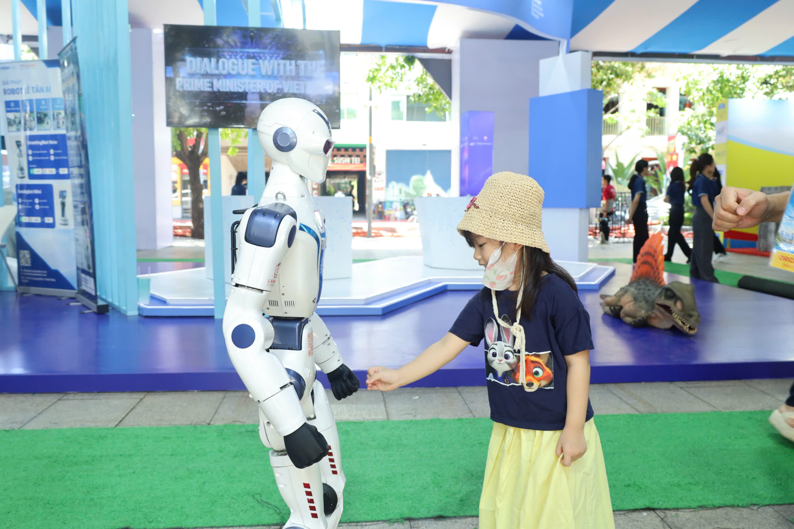 Robot h&igrave;nh người tr&igrave;nh diễn tại phố đi bộ Nguyễn Huệ - Ảnh 11.