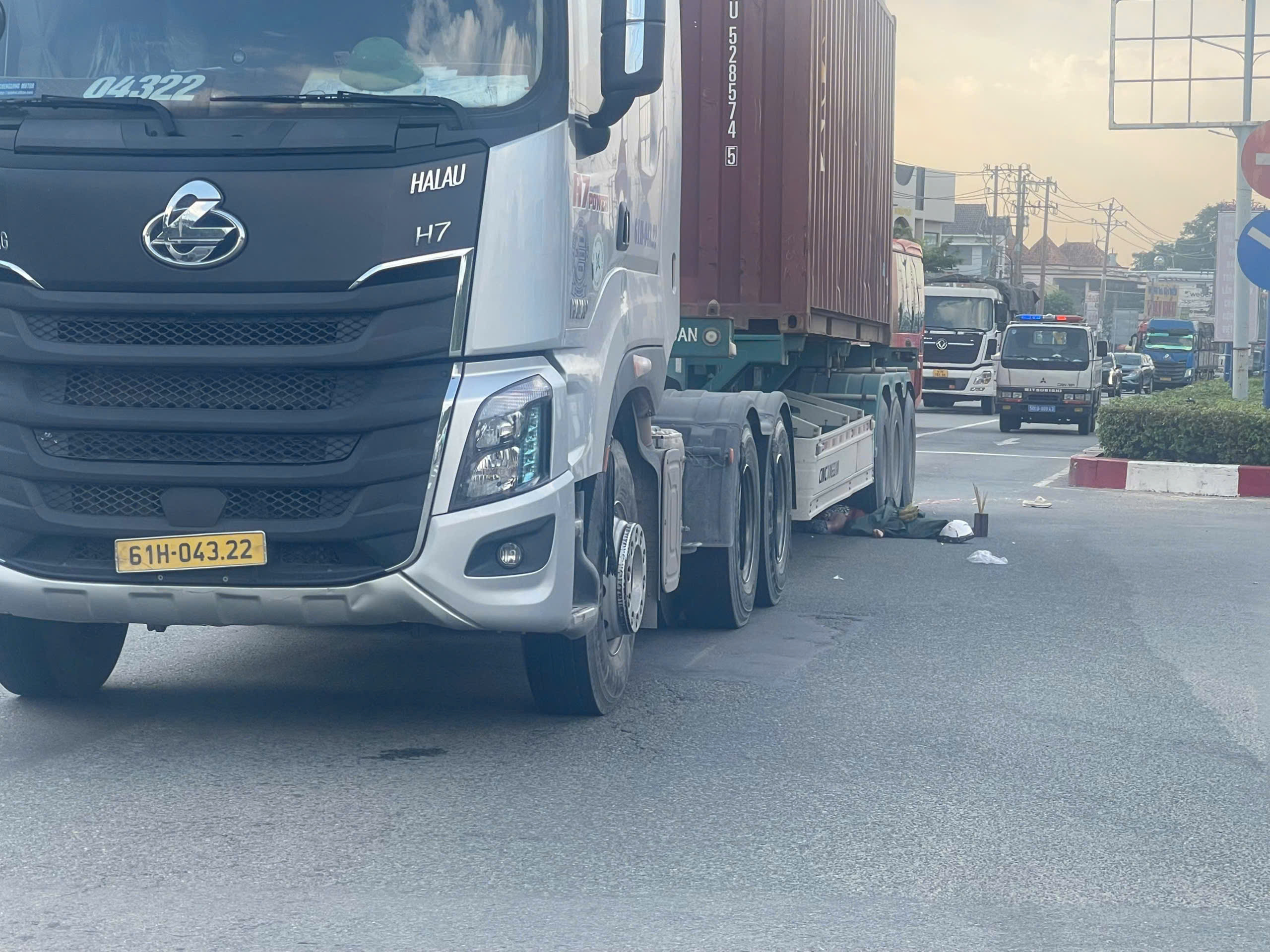 TP.HCM: Xe tải va chạm xe m&aacute;y, người phụ nữ tử vong thương t&acirc;m - Ảnh 1.