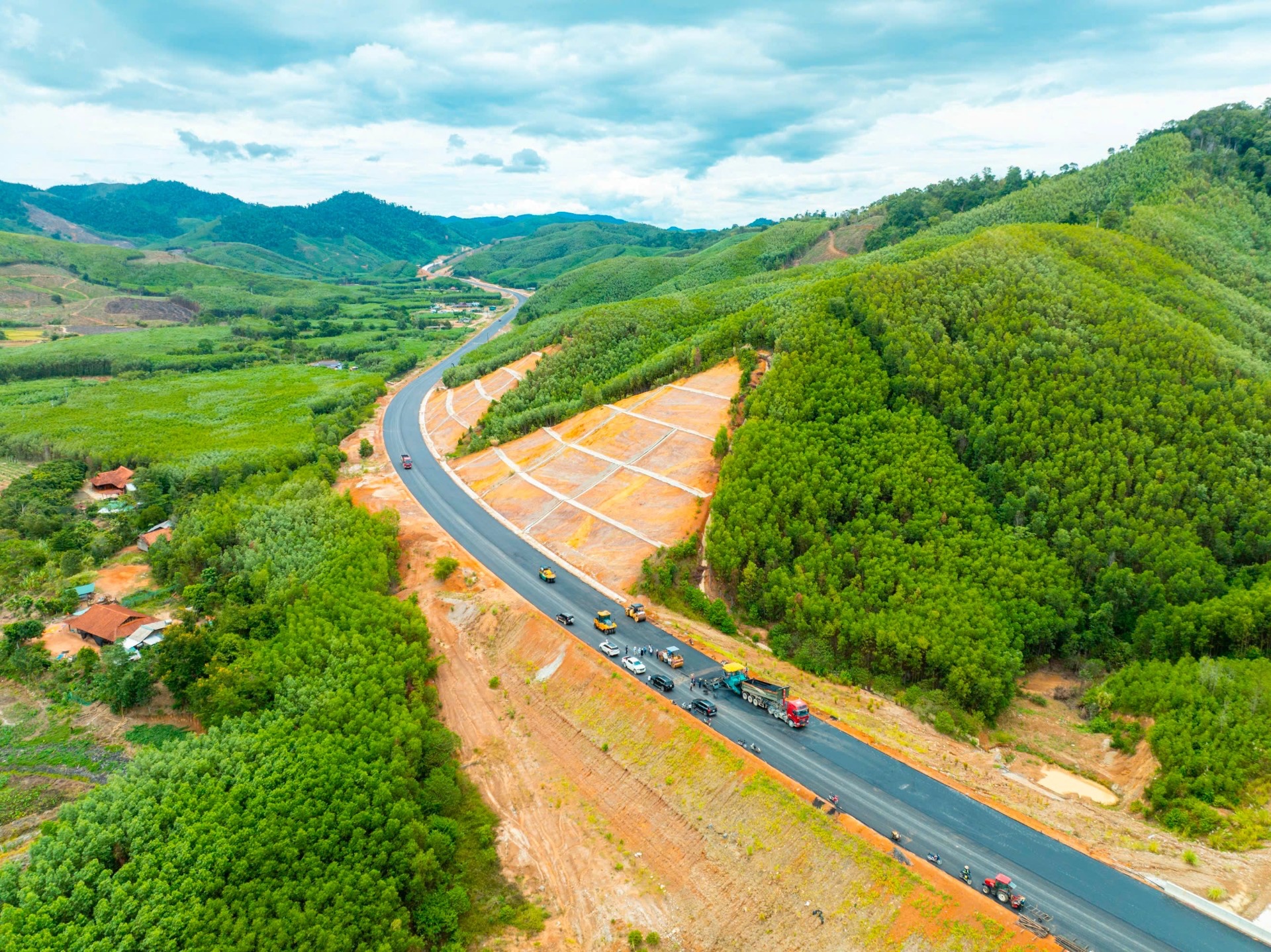 "Truyền lửa" nghề, vượt kh&oacute; đưa cao tốc Kh&aacute;nh H&ograve;a - Bu&ocirc;n Ma Thuột về đ&iacute;ch sớm - Ảnh 1.