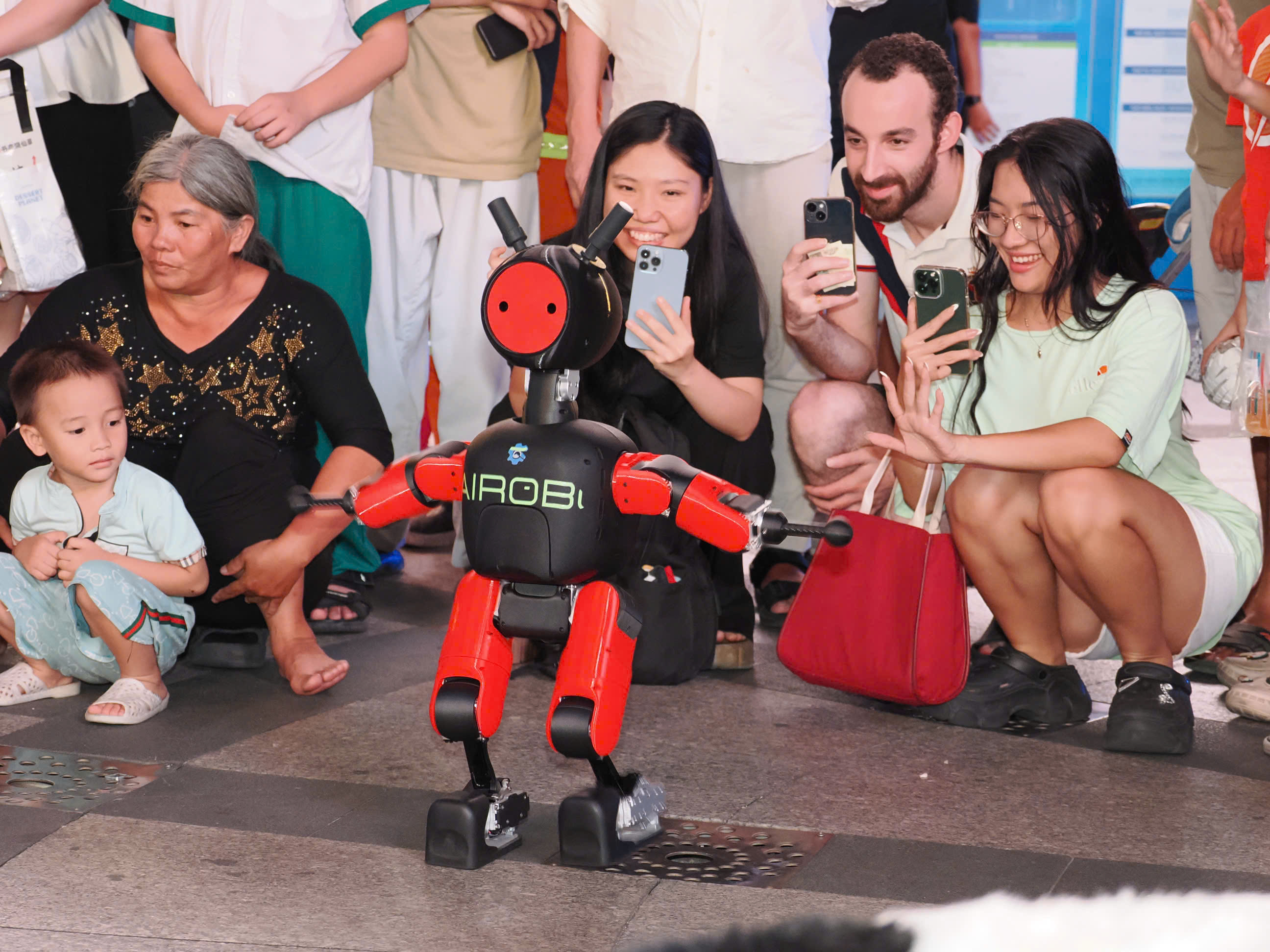 Robot h&igrave;nh người tr&igrave;nh diễn tại phố đi bộ Nguyễn Huệ - Ảnh 10.