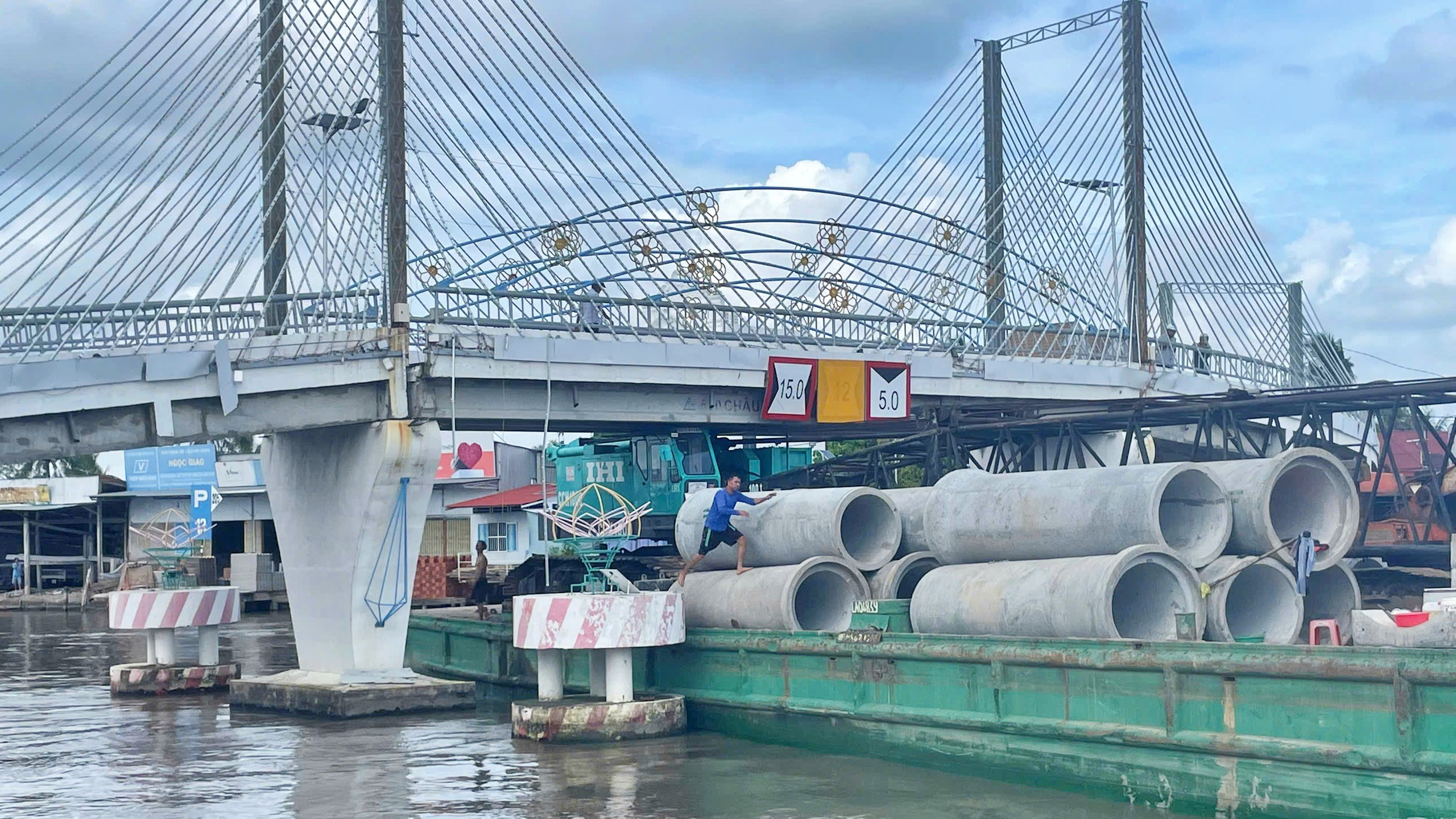 S&agrave; lan va chạm khiến nhịp giữa cầu ở C&agrave; Mau bị lệch: Đề xuất 3 phương &aacute;n khắc phục - Ảnh 1.