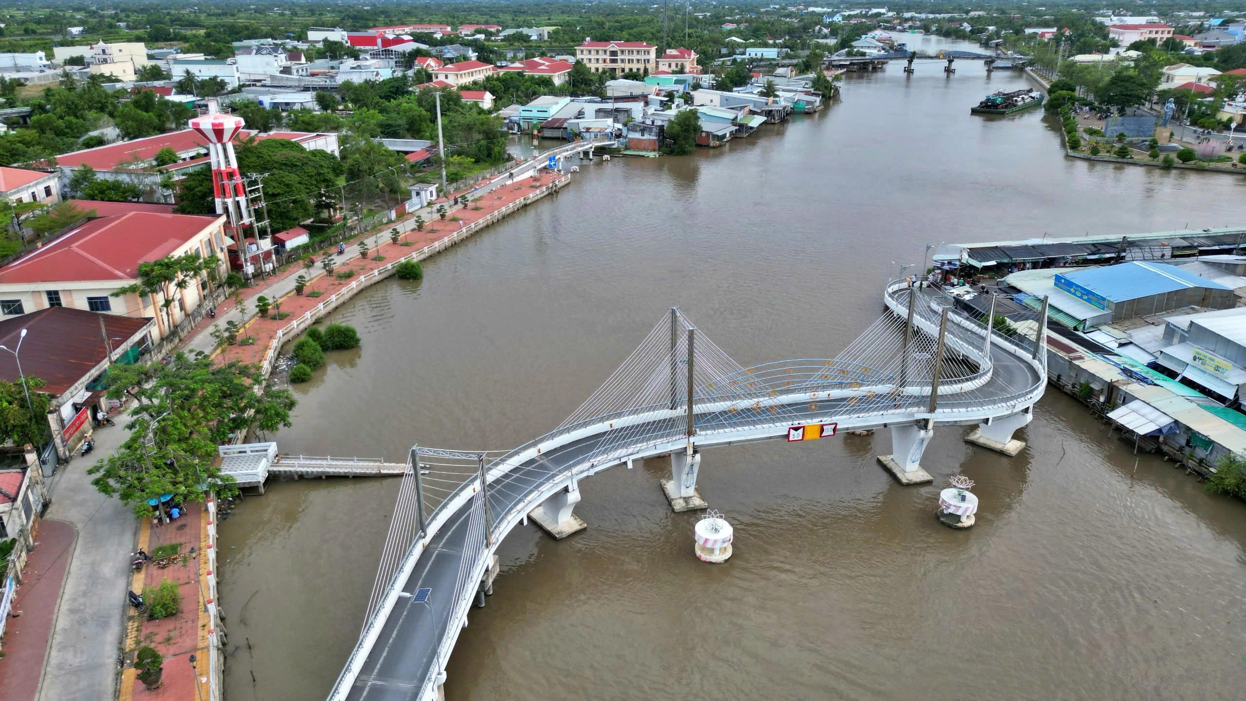 C&agrave; Mau: Hạn chế giao th&ocirc;ng thủy sửa chữa cầu bị s&agrave; lan va chạm, g&acirc;y lệch nhịp giữa- Ảnh 1.