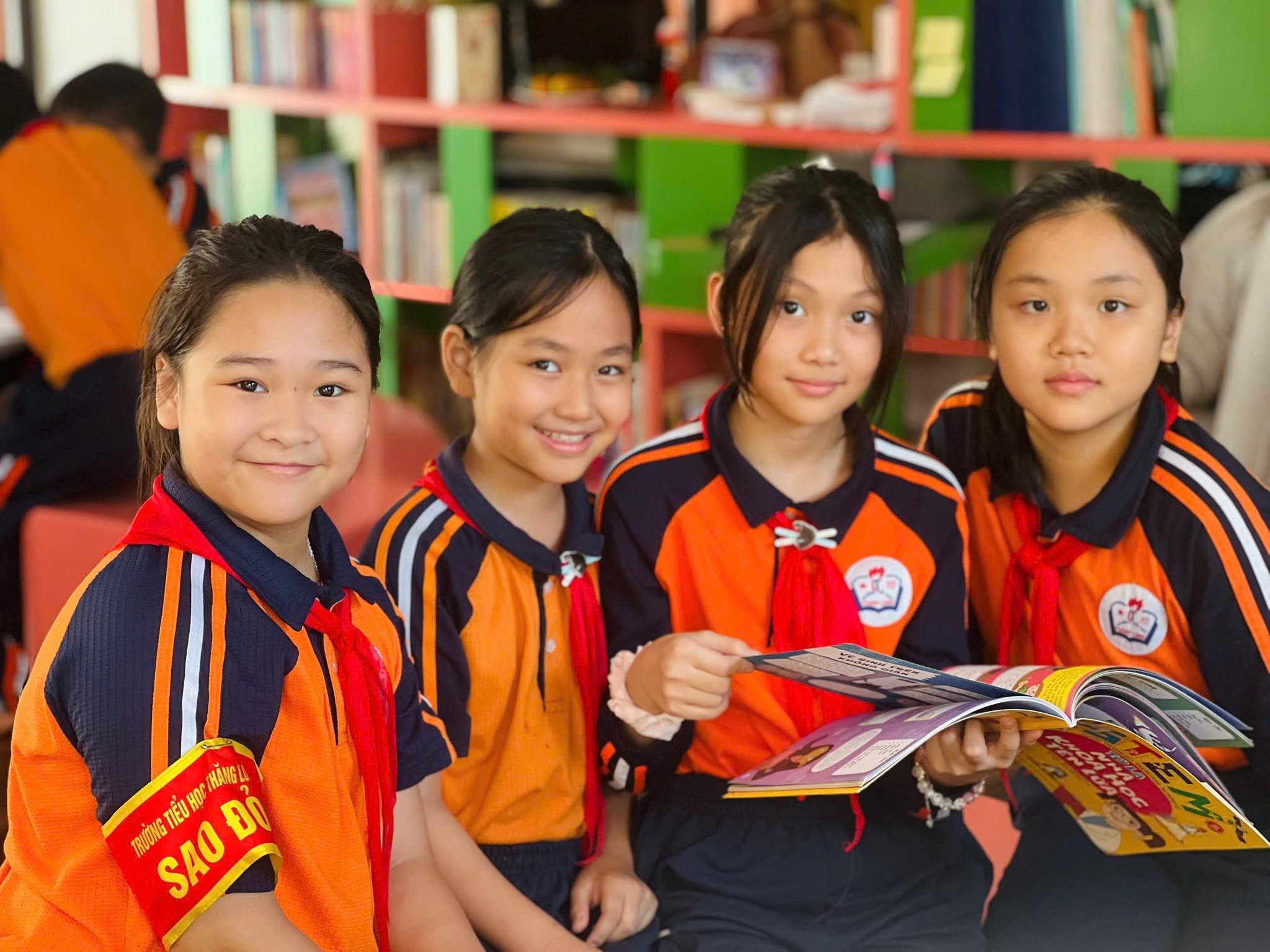 S&aacute;ch gi&aacute;o khoa mới cần gắn kiến thức với thực tiễn - Ảnh 1.
