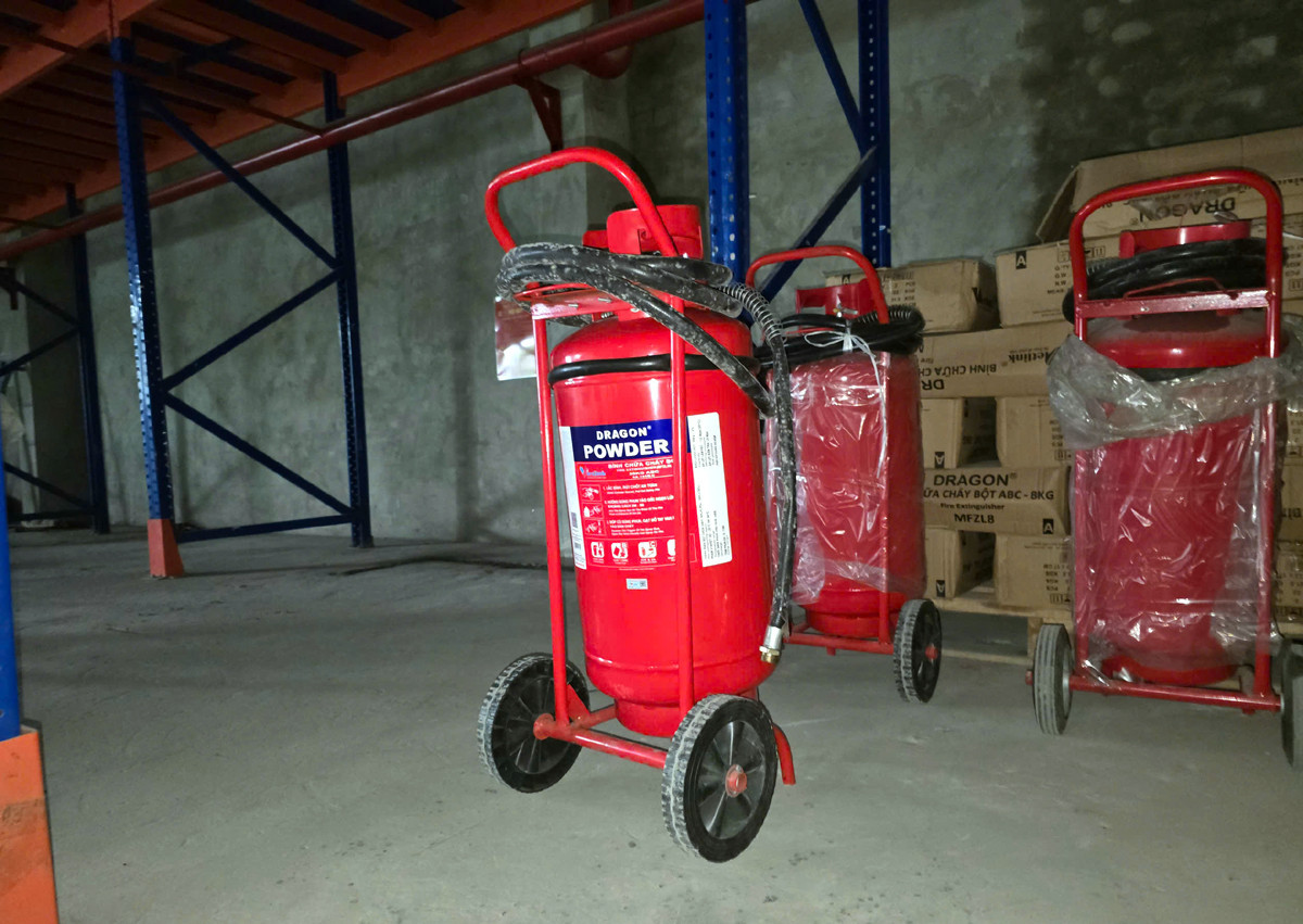 Nhiều gi&aacute;m đốc doanh nghiệp bị truy tố vụ hơn một triệu b&igrave;nh chữa ch&aacute;y kh&ocirc;ng dập được lửa- Ảnh 1.