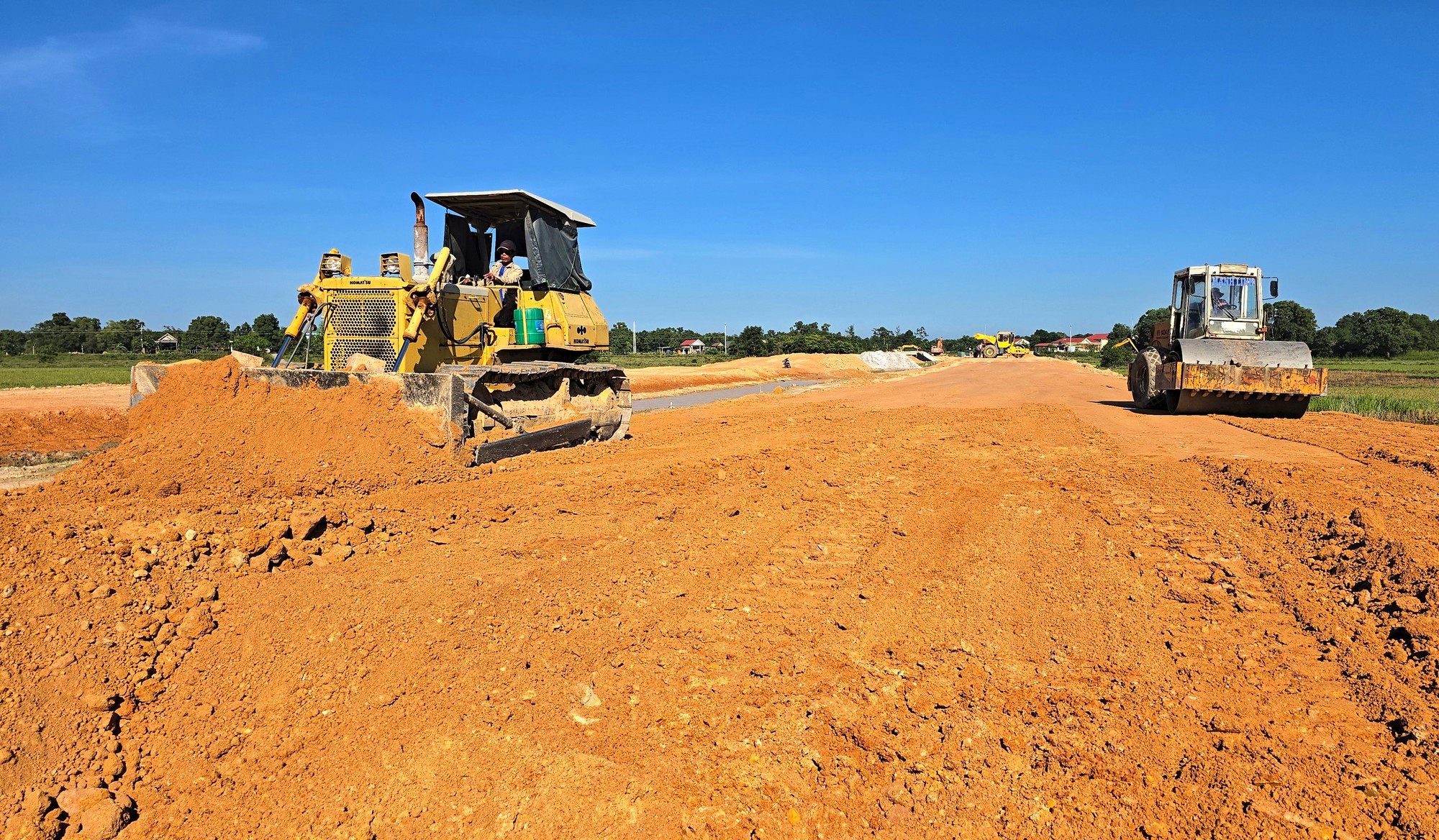 Đẩy nhanh thi công dự án tuyến đường kết nối Cảng hàng không Quảng Trị với QL1- Ảnh 14.