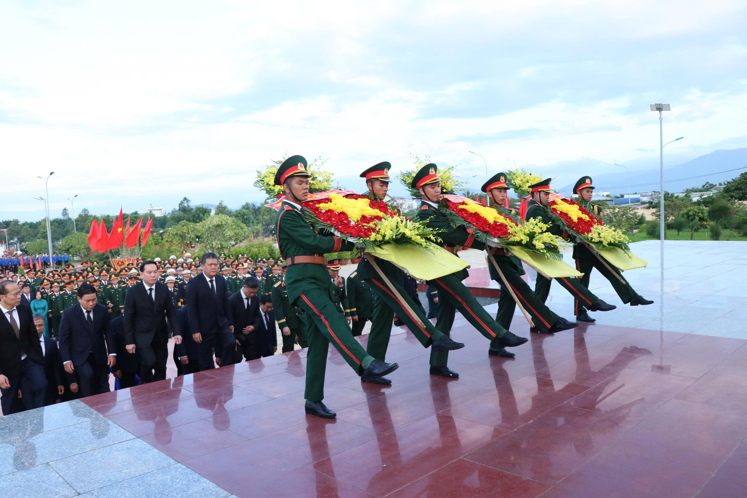 Kh&aacute;nh H&ograve;a: Trang nghi&ecirc;m, x&uacute;c động lễ truy điệu v&agrave; an t&aacute;ng 25 h&agrave;i cốt liệt sĩ- Ảnh 3.