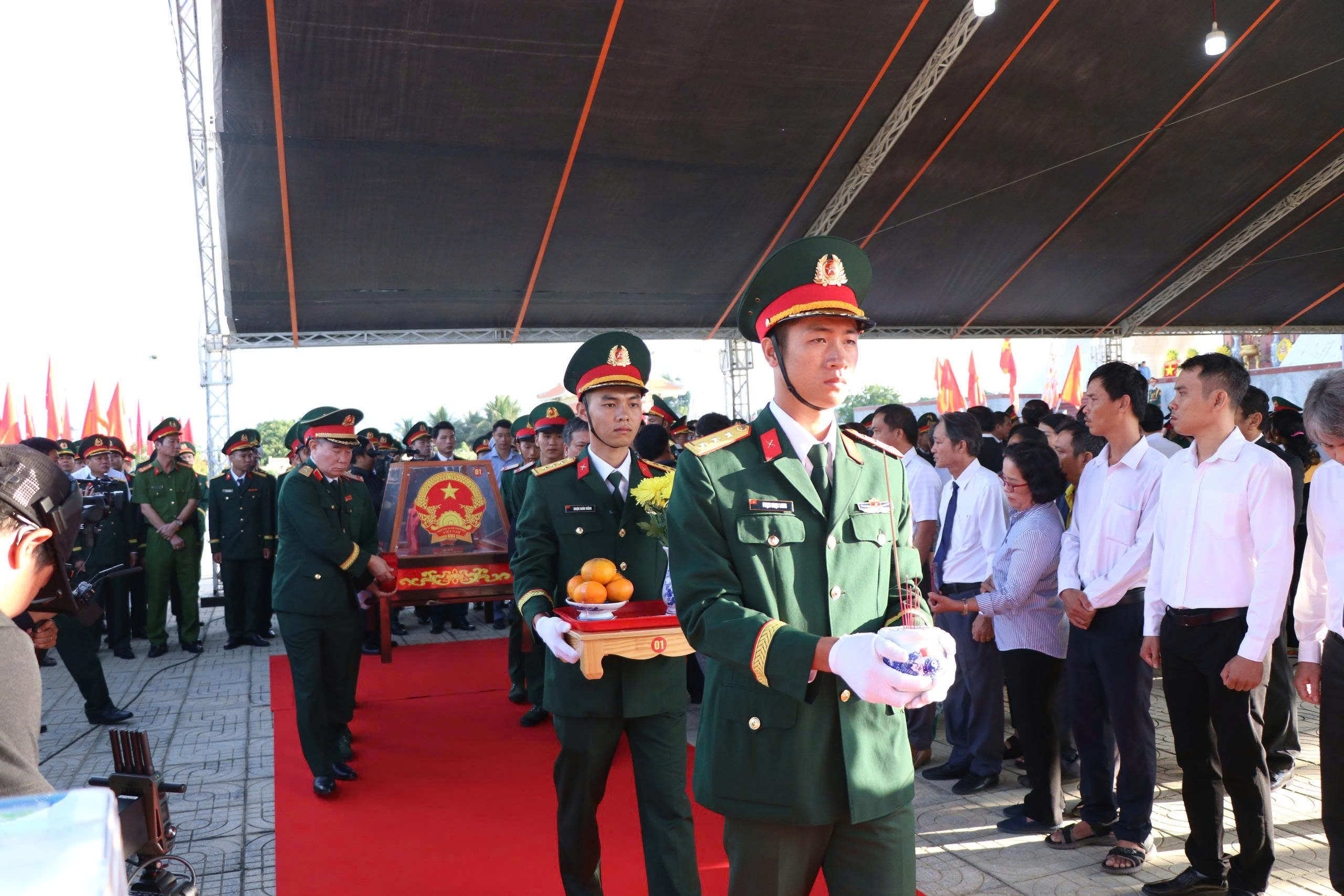 Kh&aacute;nh H&ograve;a: Trang nghi&ecirc;m, x&uacute;c động lễ truy điệu v&agrave; an t&aacute;ng 25 h&agrave;i cốt liệt sĩ- Ảnh 4.