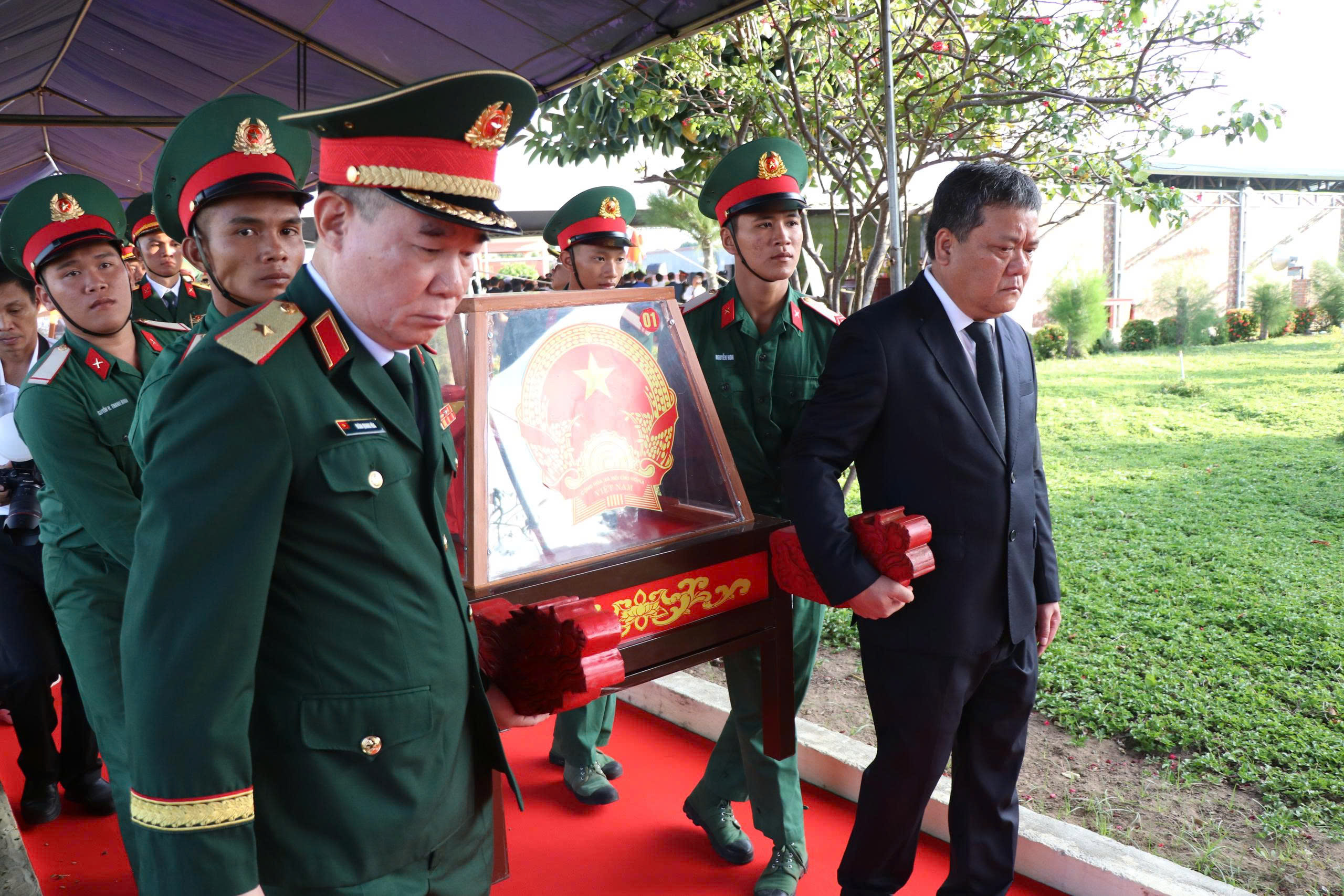 Kh&aacute;nh H&ograve;a: Trang nghi&ecirc;m, x&uacute;c động lễ truy điệu v&agrave; an t&aacute;ng 25 h&agrave;i cốt liệt sĩ- Ảnh 6.