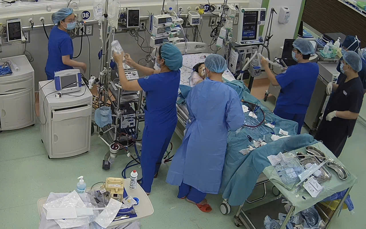 Cứu sống b&eacute; trai 7 tuổi nguy kịch do c&uacute;m A- Ảnh 2.