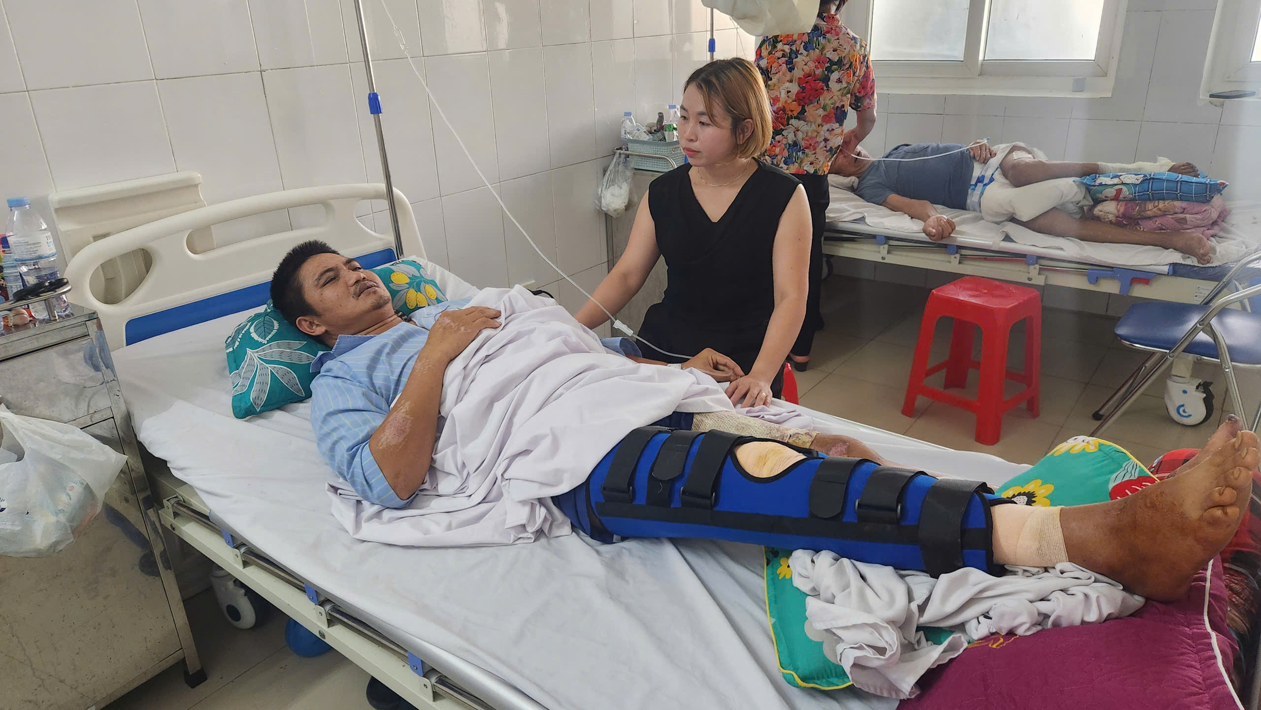 Bố nguy kịch trong viện, mẹ chăm nom, 3 con thơ b&agrave;ng ho&agrave;ng khi nh&agrave; ch&aacute;y sập- Ảnh 1.